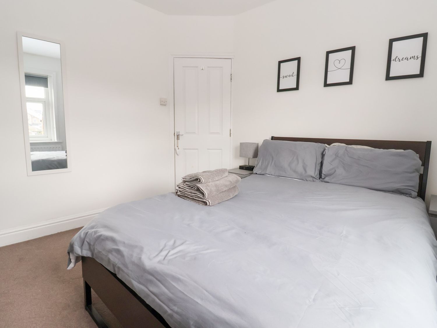 3 Glendowne Terrace in Harrogate, North Yorkshire. Smart TV. Off-road parking. Gravelled courtyard.