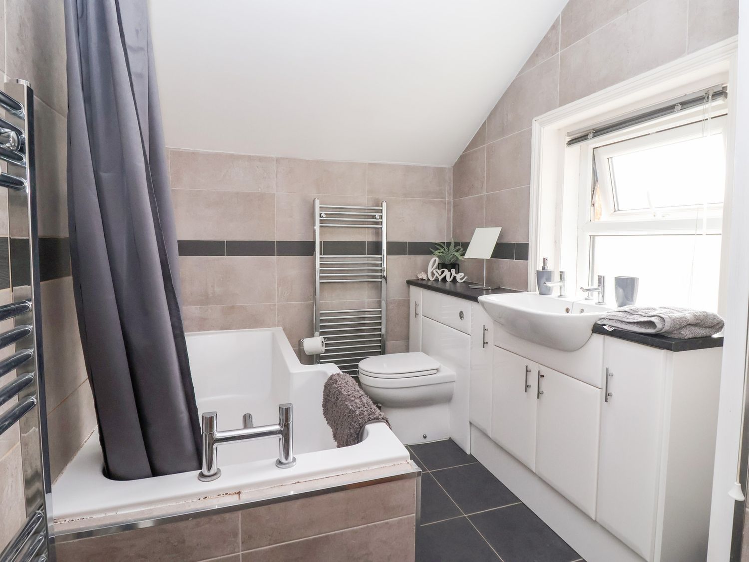 3 Glendowne Terrace in Harrogate, North Yorkshire. Smart TV. Off-road parking. Gravelled courtyard.