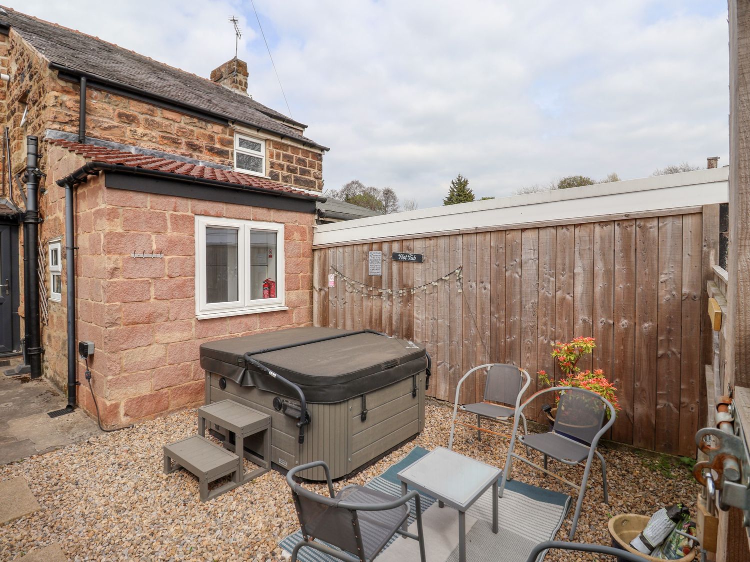 3 Glendowne Terrace in Harrogate, North Yorkshire. Smart TV. Off-road parking. Gravelled courtyard.