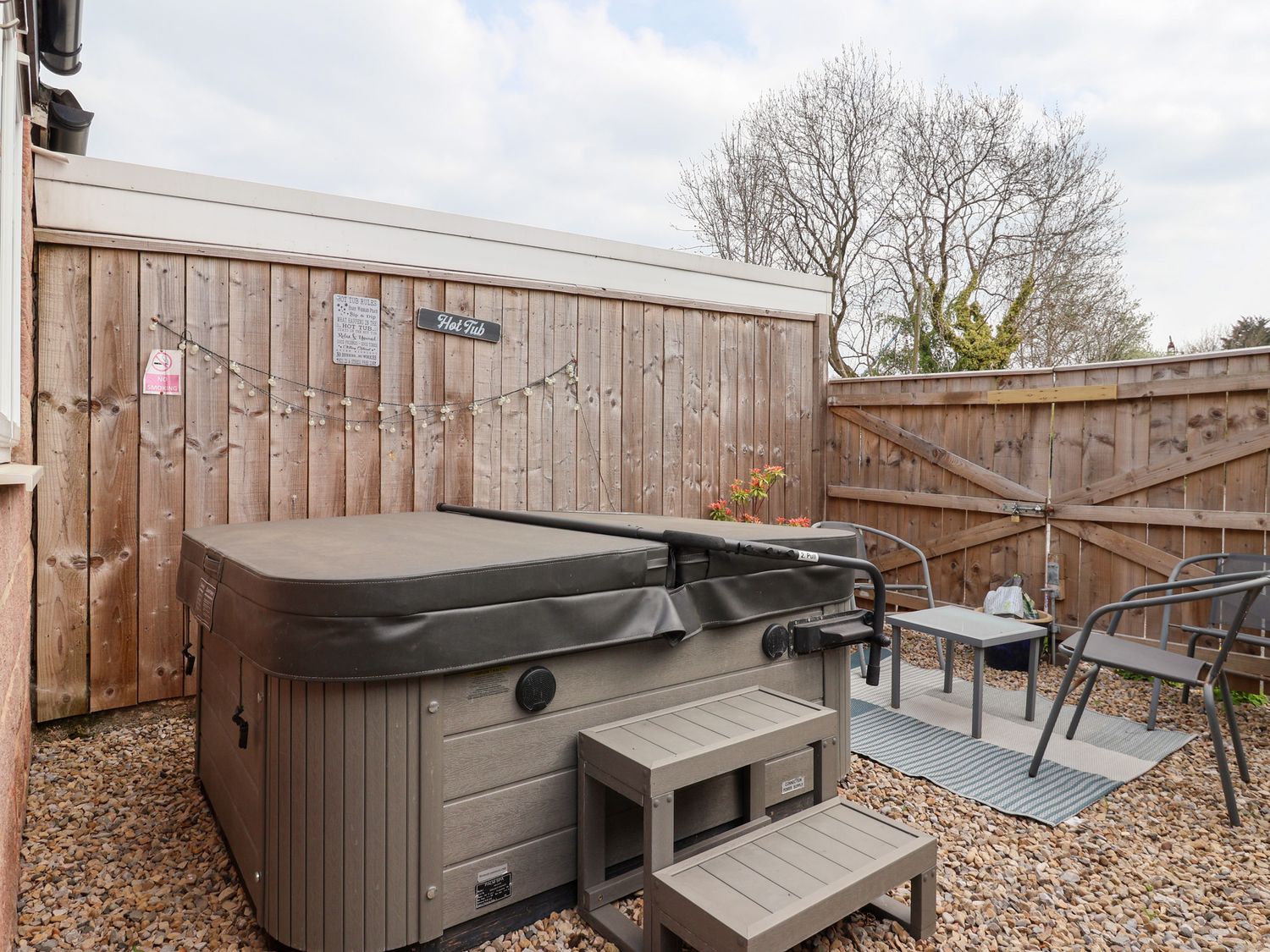 3 Glendowne Terrace in Harrogate, North Yorkshire. Smart TV. Off-road parking. Gravelled courtyard.