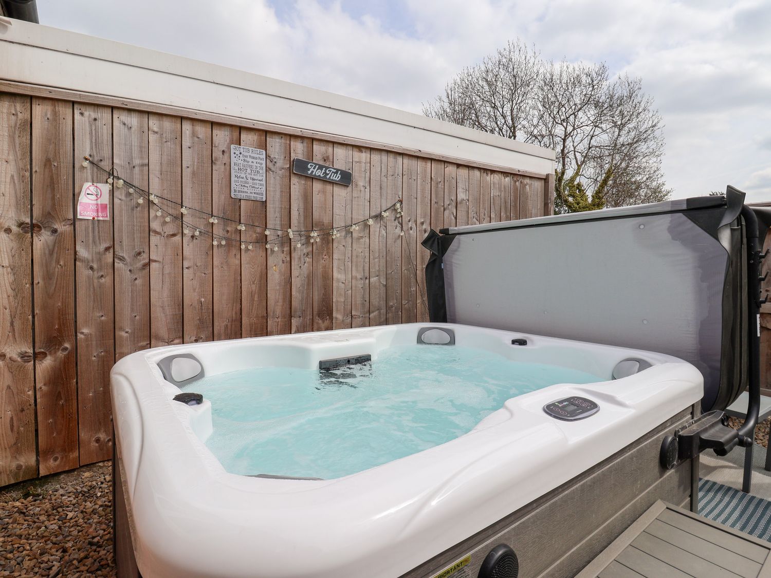 3 Glendowne Terrace in Harrogate, North Yorkshire. Smart TV. Off-road parking. Gravelled courtyard.
