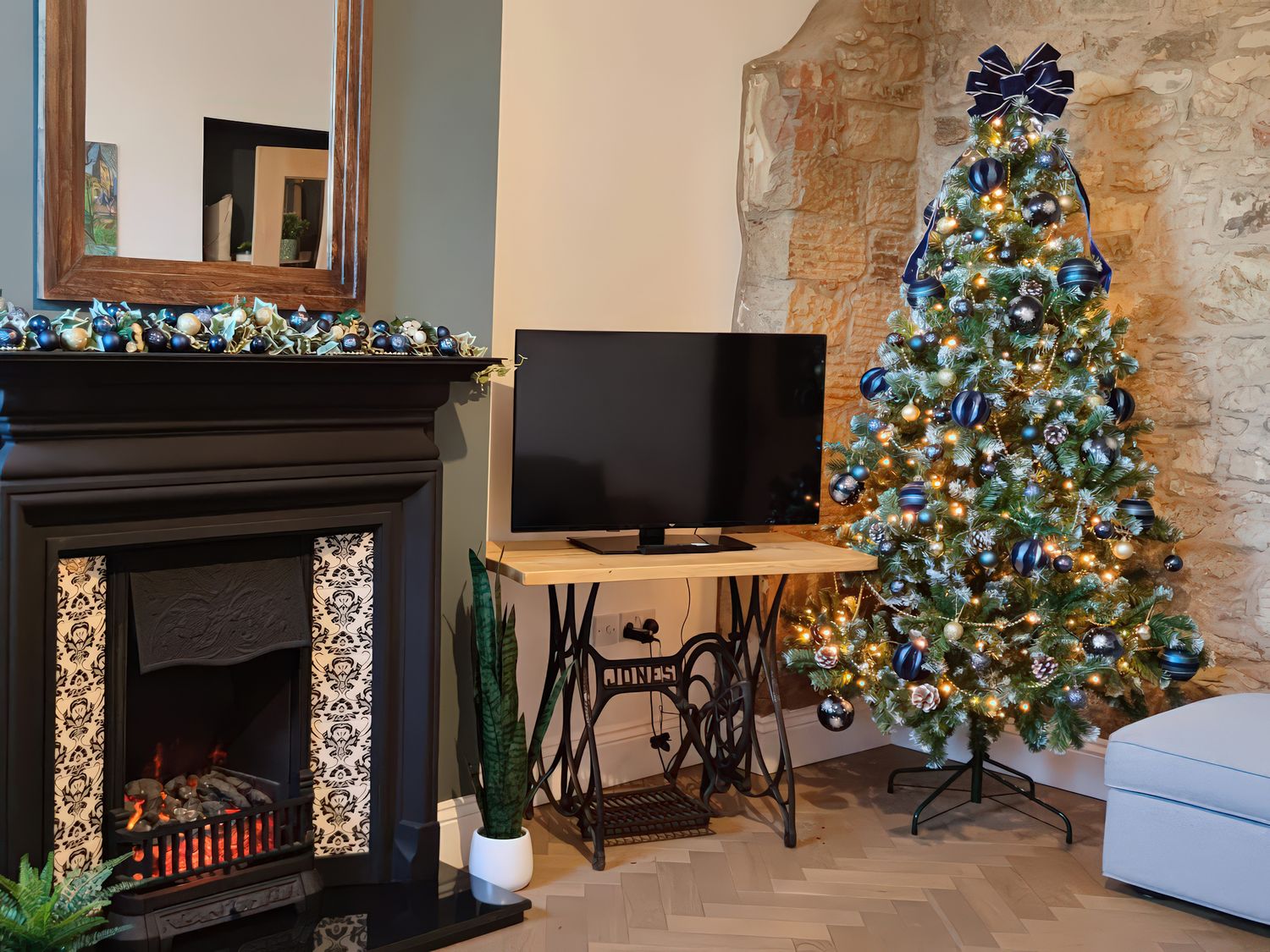Courthouse Cottage, Eckington, Derbyshire. Hot tub. Electric fire. Near Peak District National Park.