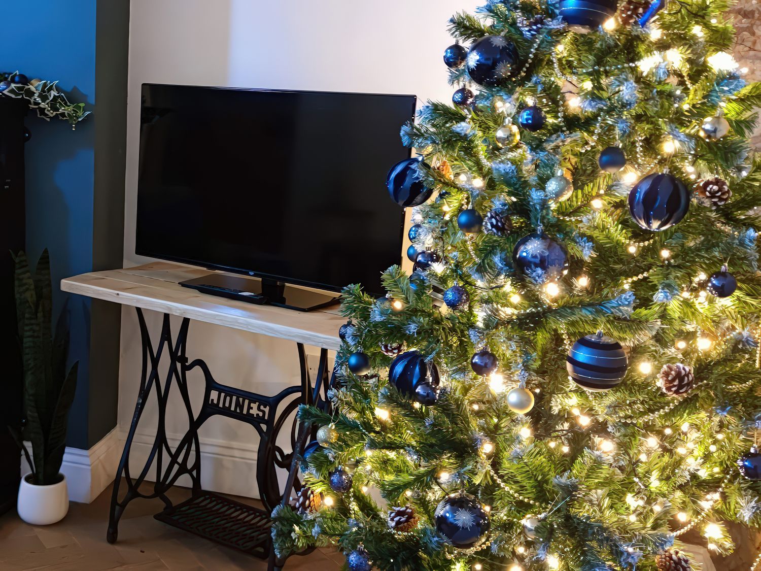 Courthouse Cottage, Eckington, Derbyshire. Hot tub. Electric fire. Near Peak District National Park.