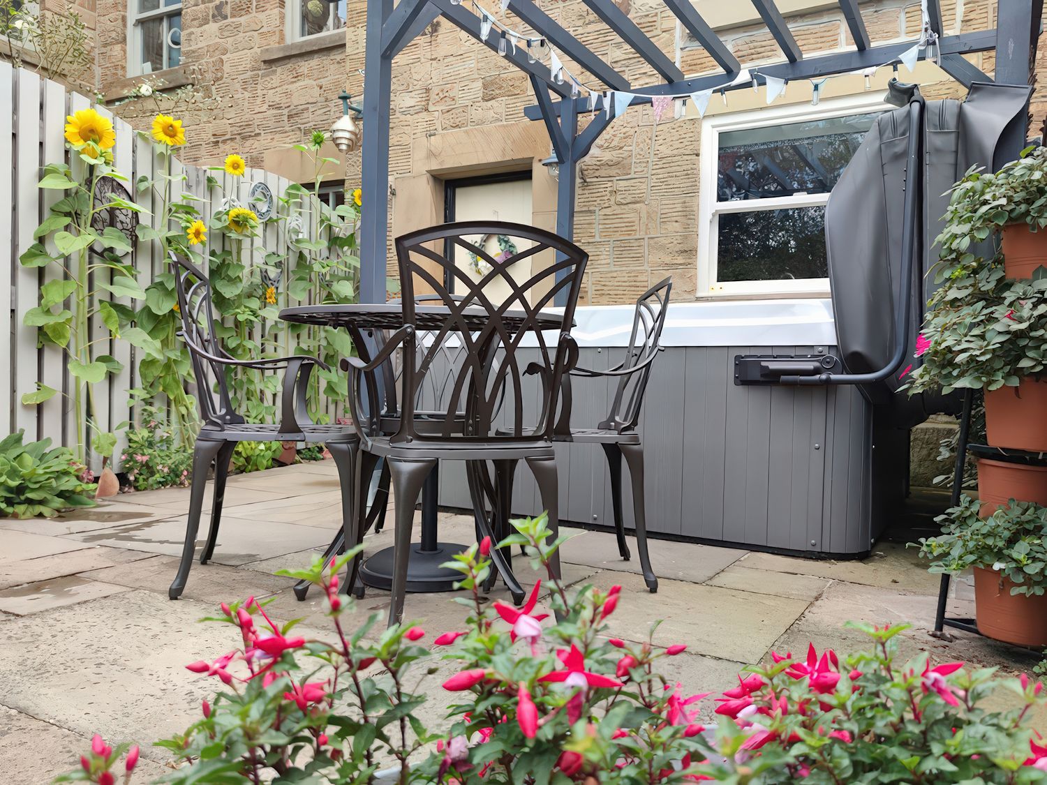 Courthouse Cottage, Eckington, Derbyshire. Hot tub. Electric fire. Near Peak District National Park.