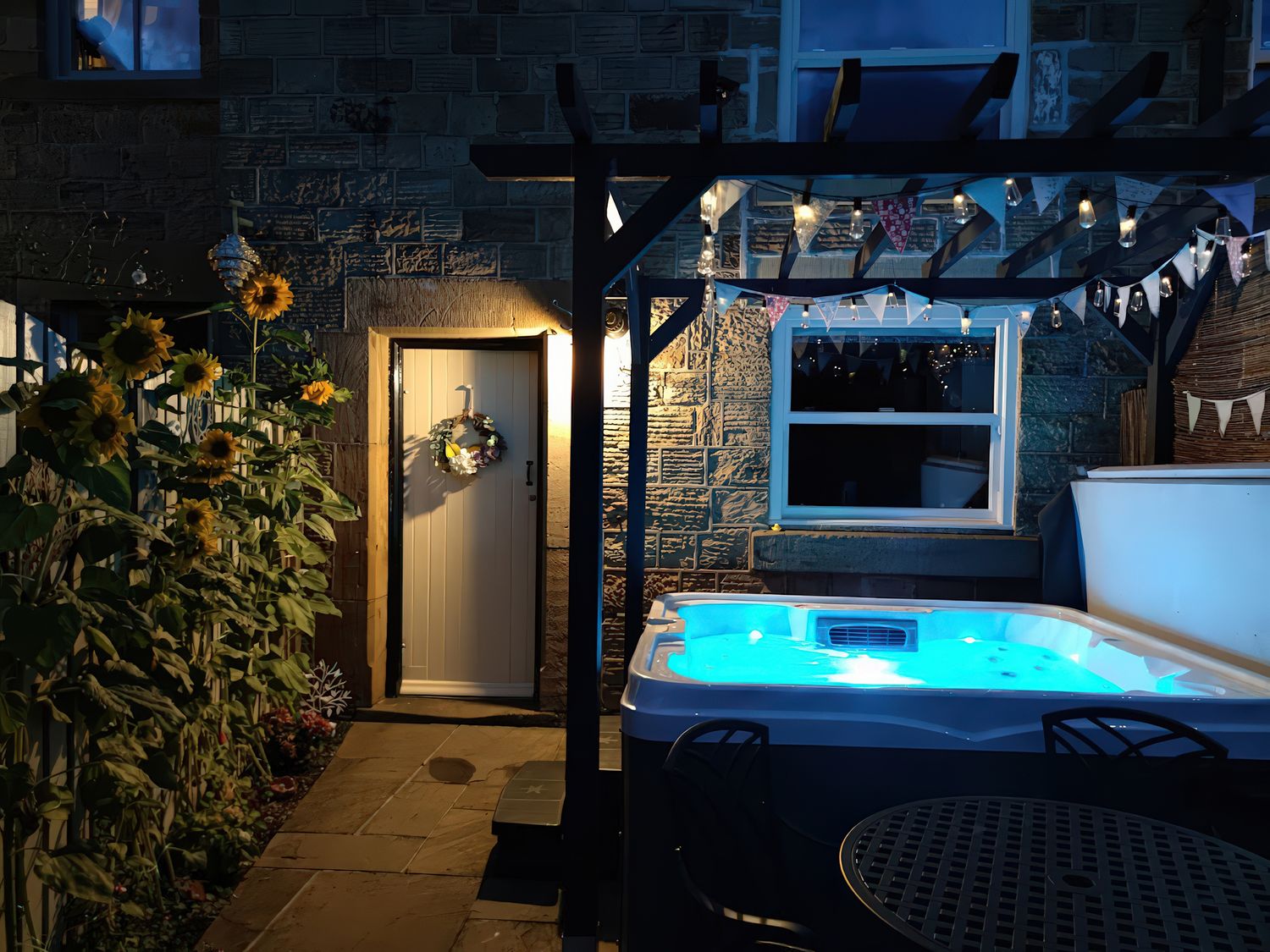 Courthouse Cottage, Eckington, Derbyshire. Hot tub. Electric fire. Near Peak District National Park.