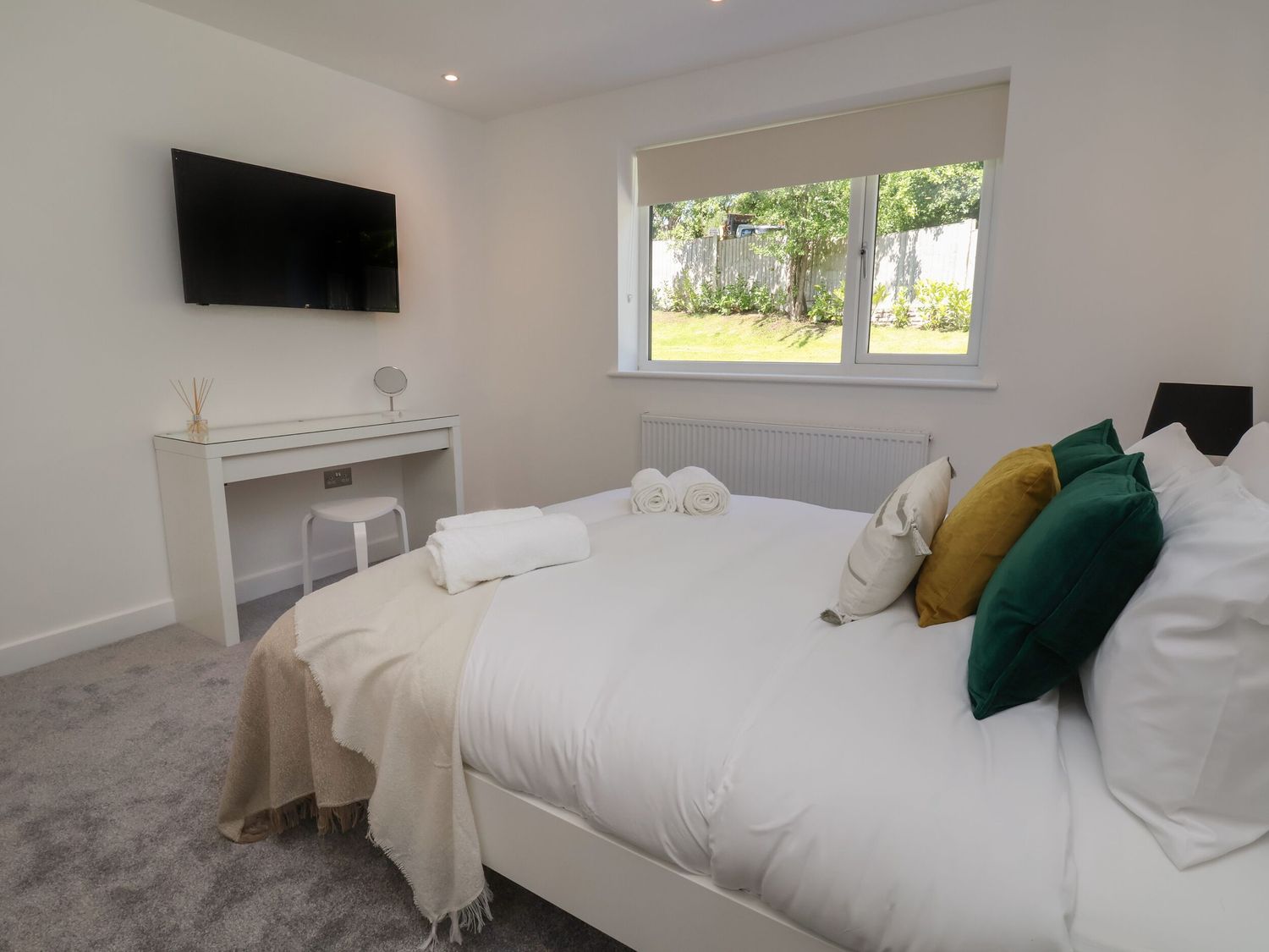 Canol Y Dref, Prestatyn, Flintshire. Three bedrooms. Close to amenities and beach. Stylish. Smart TV