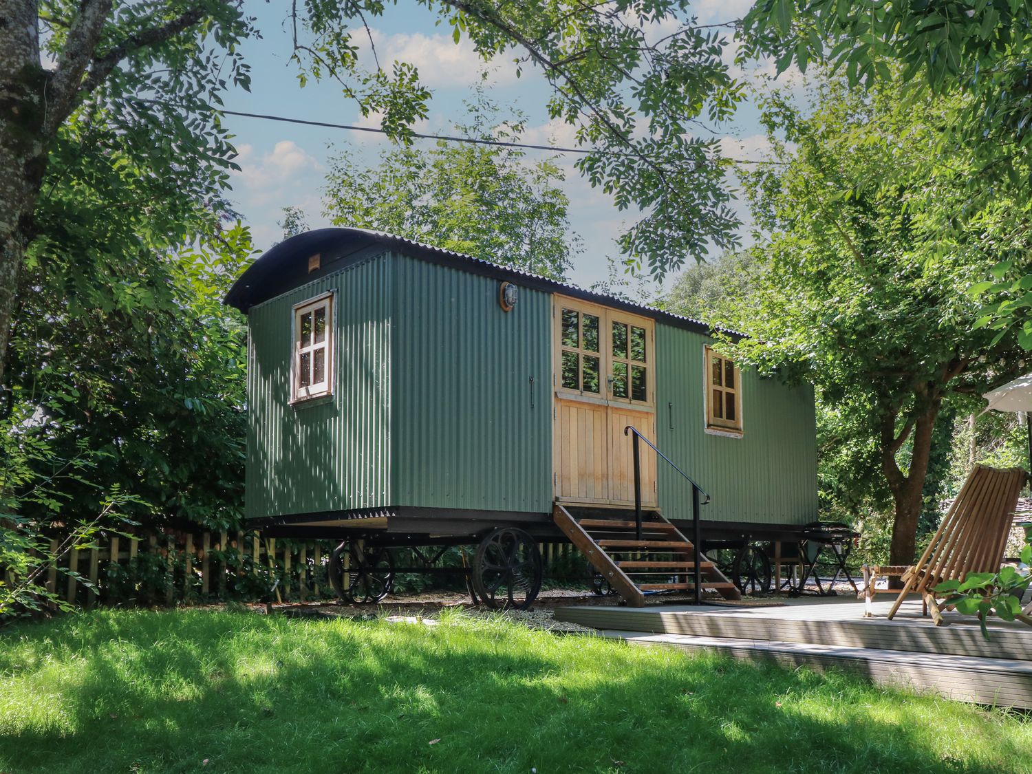 The Happy Hut near Christchurch, Devon. Ideal for couples. Serene setting. Close to an excellent pub
