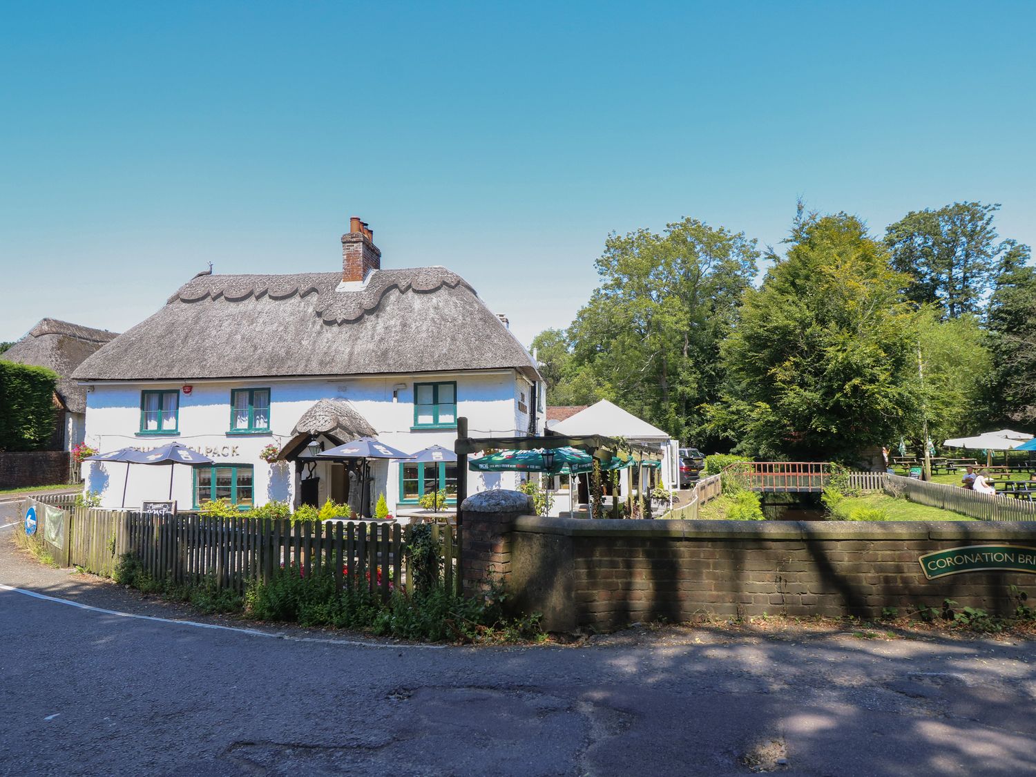 The Happy Hut near Christchurch, Devon. Ideal for couples. Serene setting. Close to an excellent pub