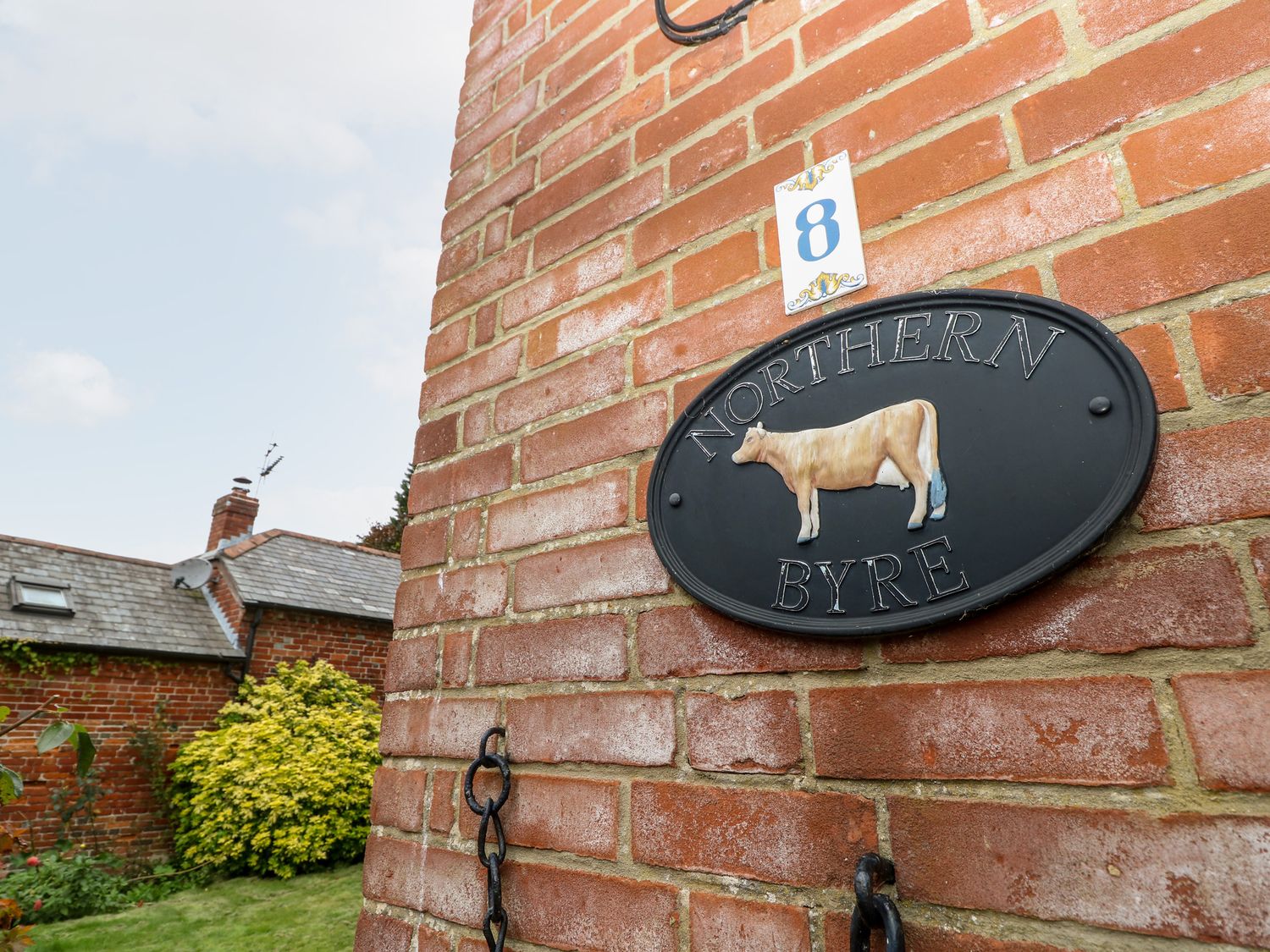 Northern Byre rests in Sopley, Hampshire. Four-bedroom barn conversion, resting near amenities. Pets