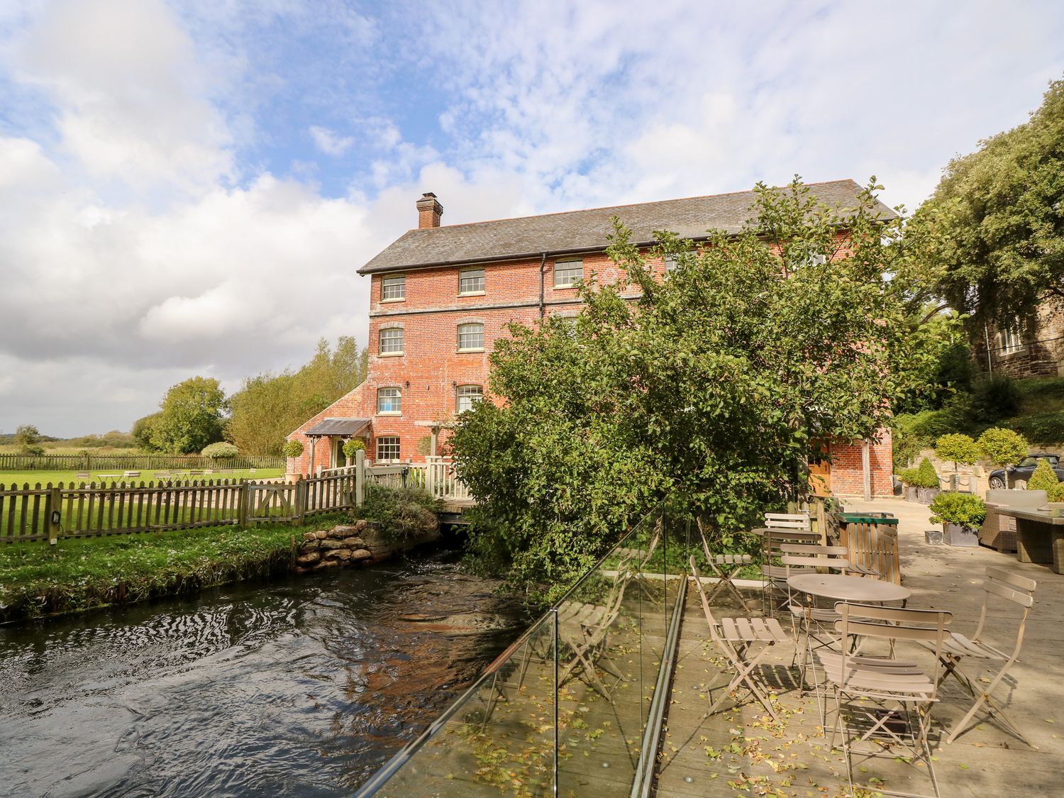 Northern Byre rests in Sopley, Hampshire. Four-bedroom barn conversion, resting near amenities. Pets