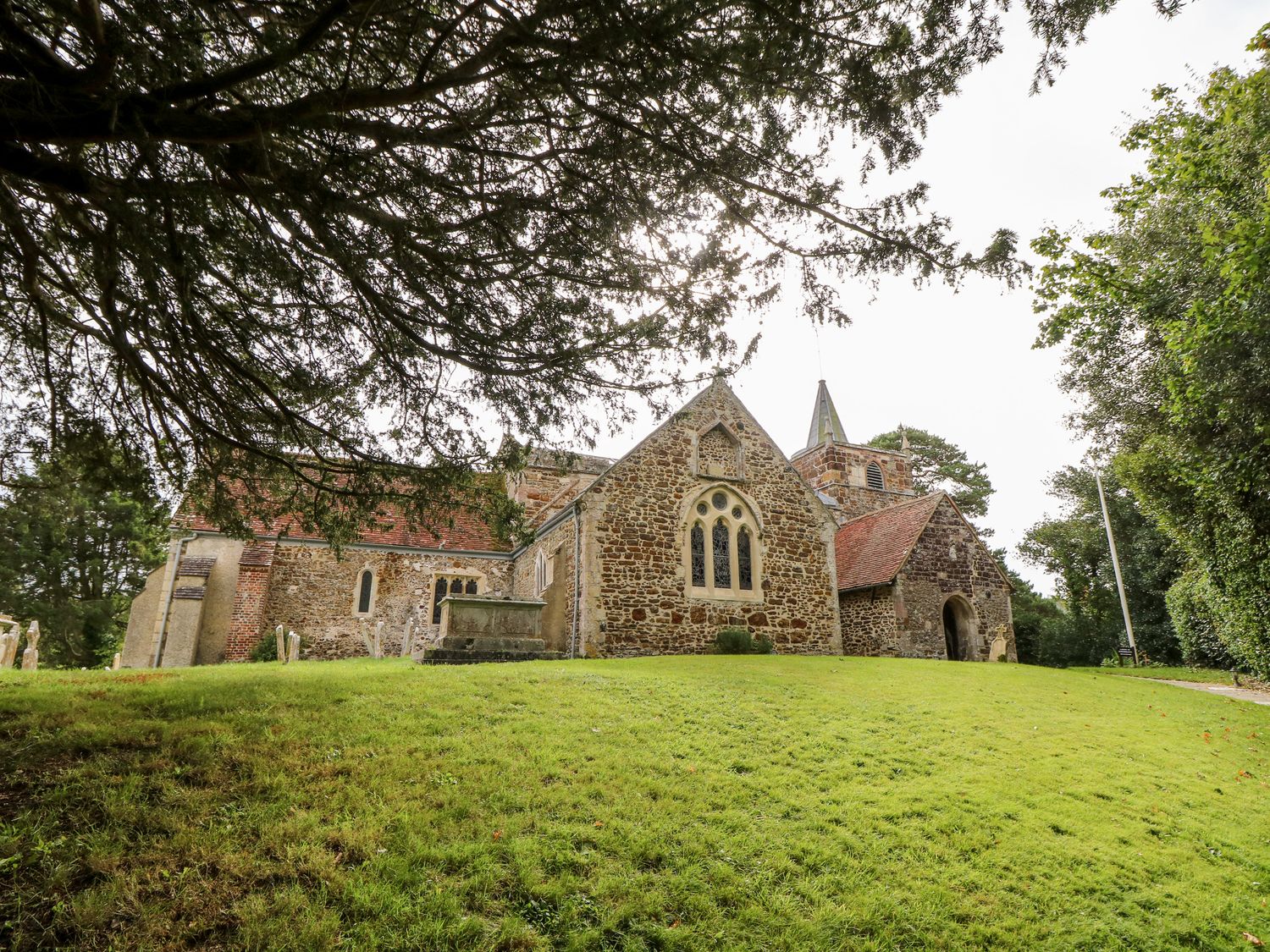 Northern Byre rests in Sopley, Hampshire. Four-bedroom barn conversion, resting near amenities. Pets