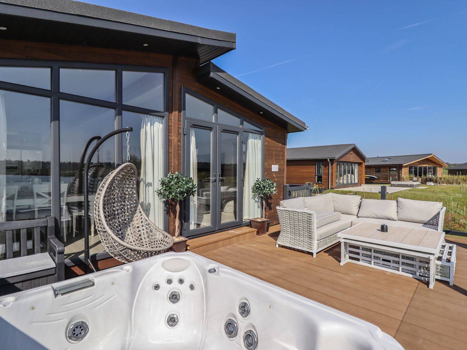 Lodge 1, is in Delamere, Cheshire. Close to amenities and a lake. Ground-floor living. Hot tub. 3bed