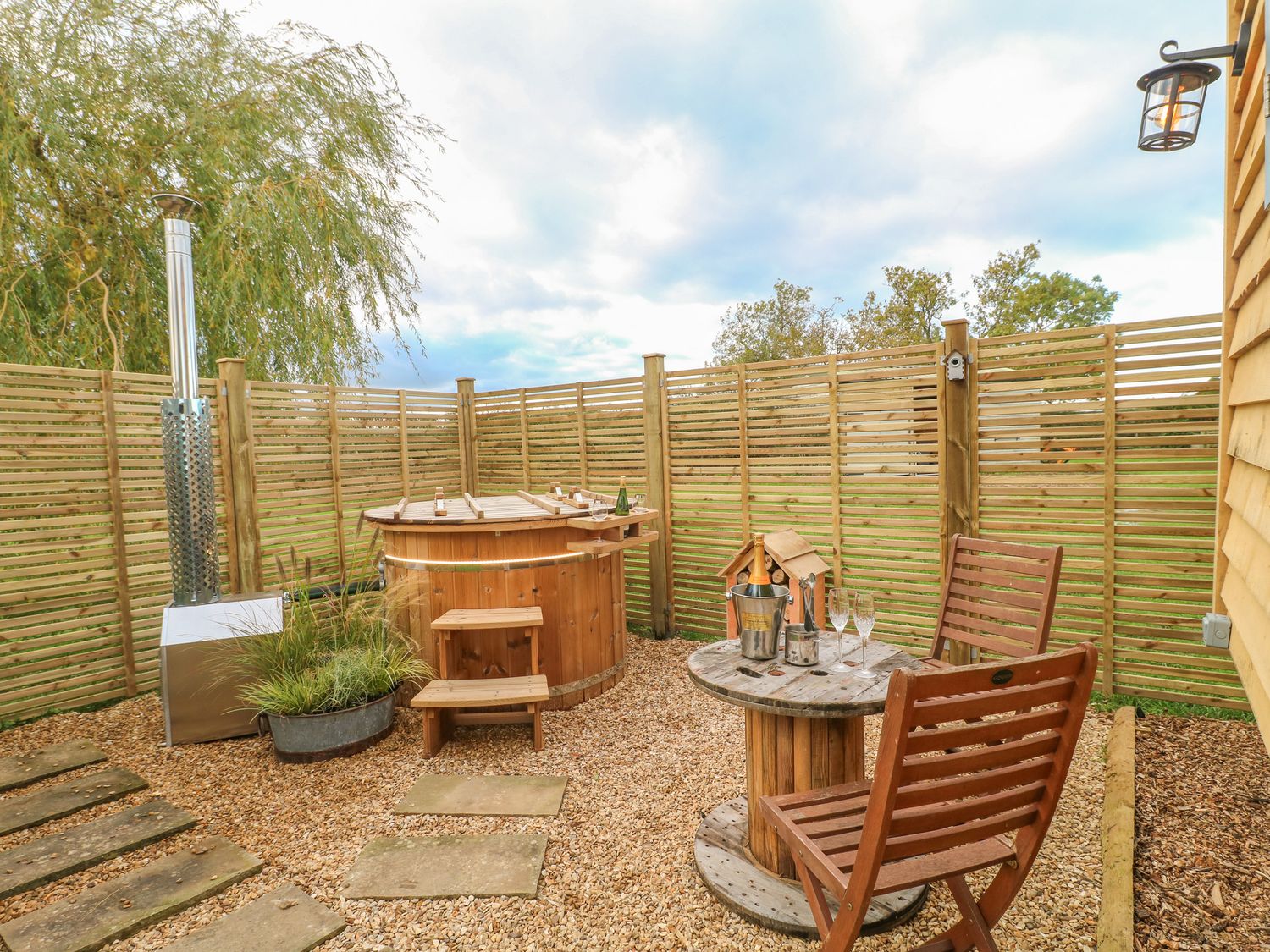 Poppie's Shepherds Hut in Bottesford, Leicestershire. Woodburning stove. Hot tub. Fire pit. Romantic