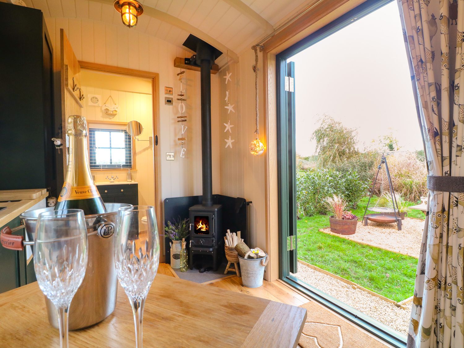 Poppie's Shepherds Hut in Bottesford, Leicestershire. Woodburning stove. Hot tub. Fire pit. Romantic