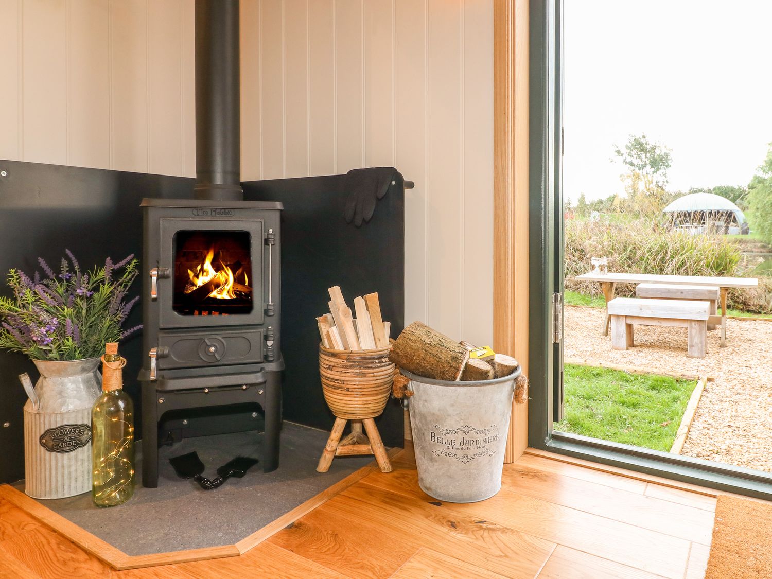 Poppie's Shepherds Hut in Bottesford, Leicestershire. Woodburning stove. Hot tub. Fire pit. Romantic