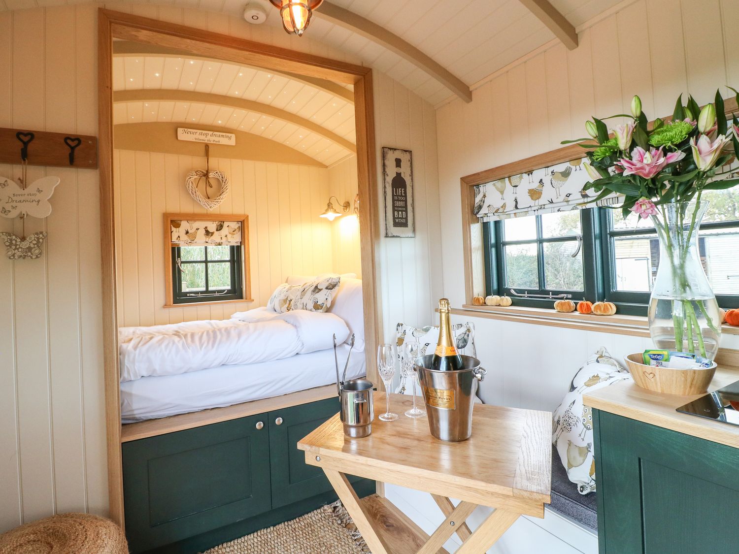 Poppie's Shepherds Hut in Bottesford, Leicestershire. Woodburning stove. Hot tub. Fire pit. Romantic