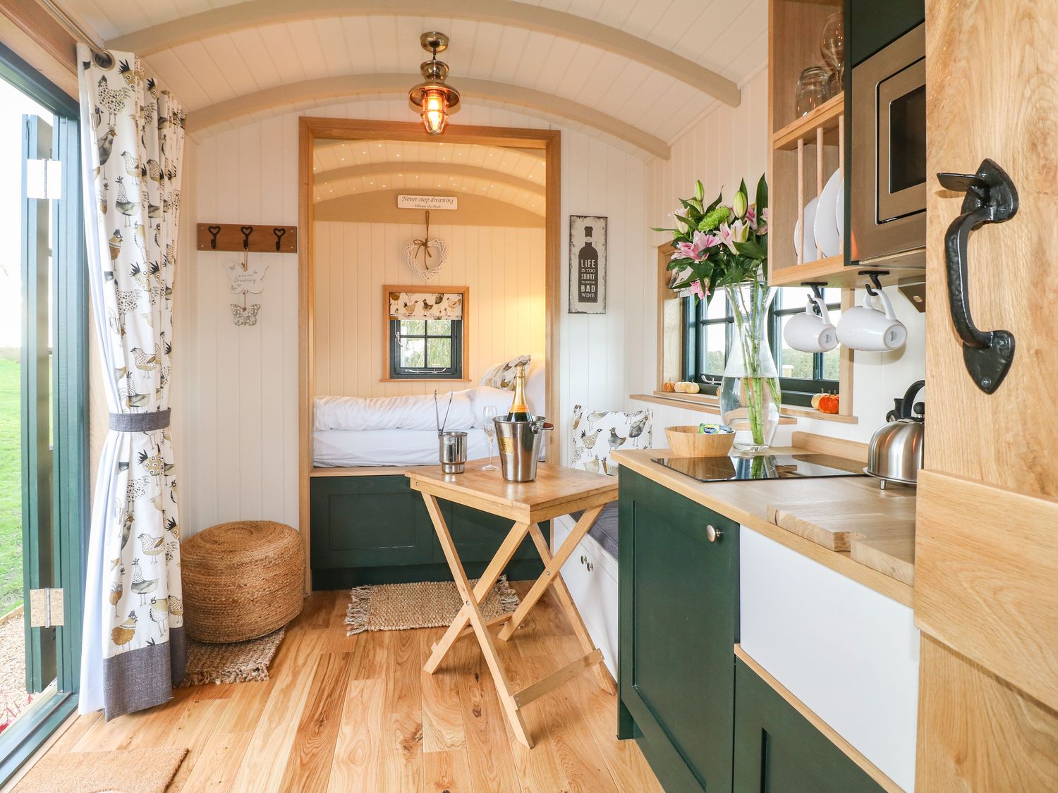 Poppie's Shepherds Hut in Bottesford, Leicestershire. Woodburning stove. Hot tub. Fire pit. Romantic