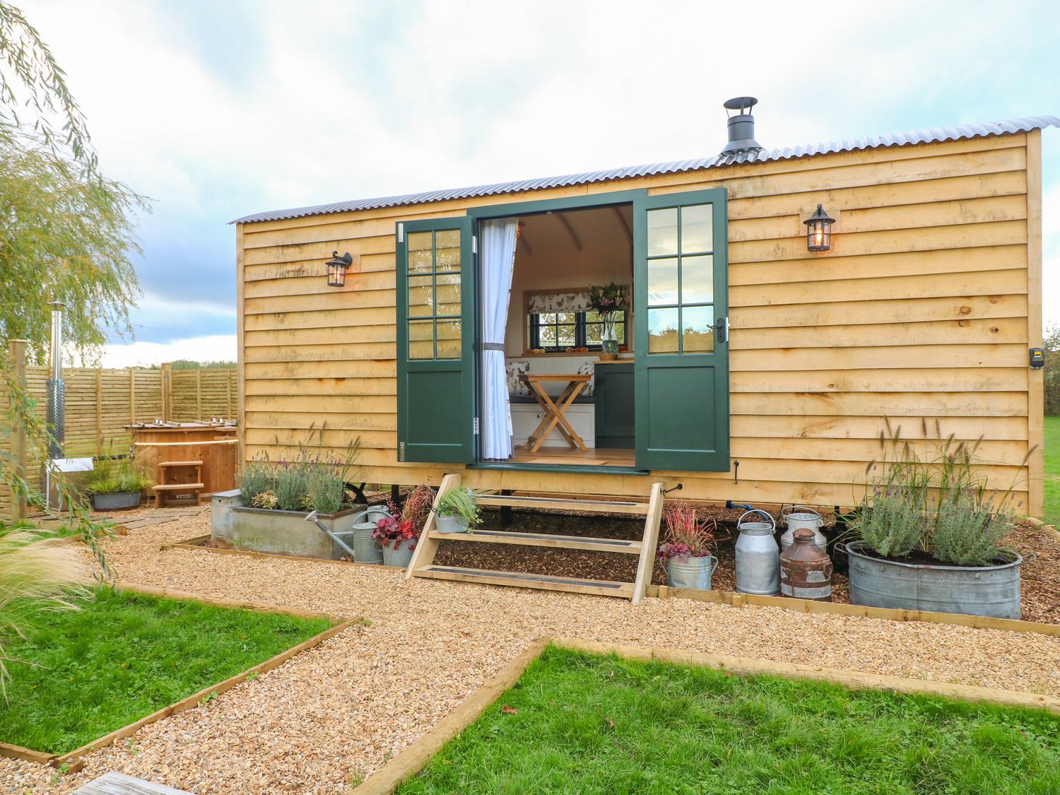 Poppie's Shepherds Hut in Bottesford, Leicestershire. Woodburning stove. Hot tub. Fire pit. Romantic