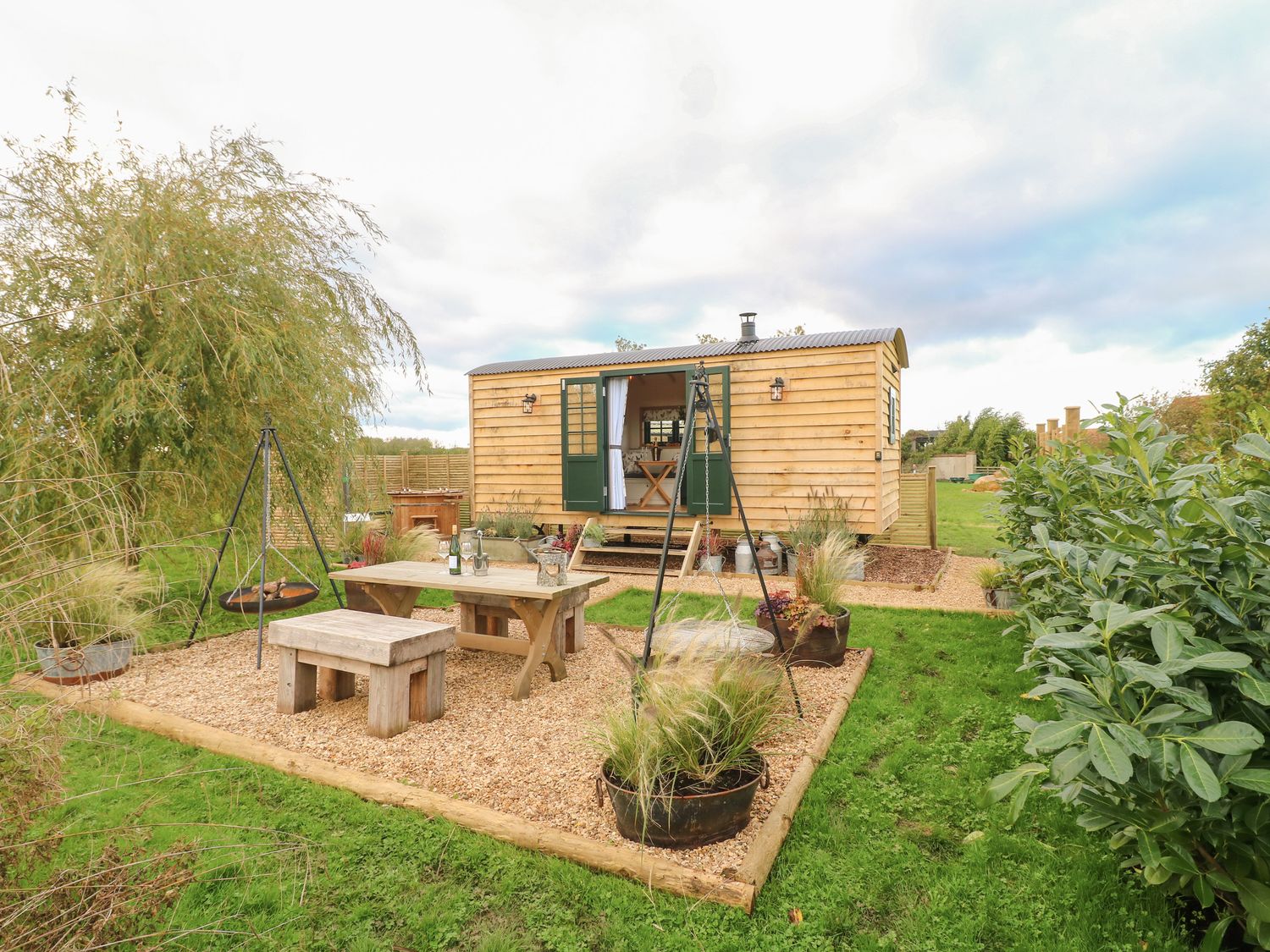 Poppie's Shepherds Hut in Bottesford, Leicestershire. Woodburning stove. Hot tub. Fire pit. Romantic