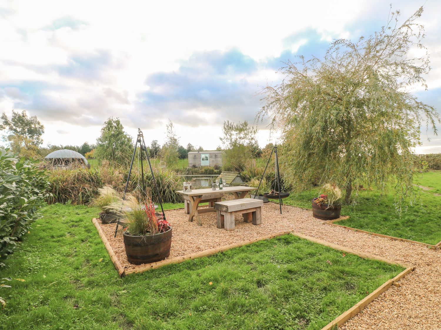 Poppie's Shepherds Hut in Bottesford, Leicestershire. Woodburning stove. Hot tub. Fire pit. Romantic