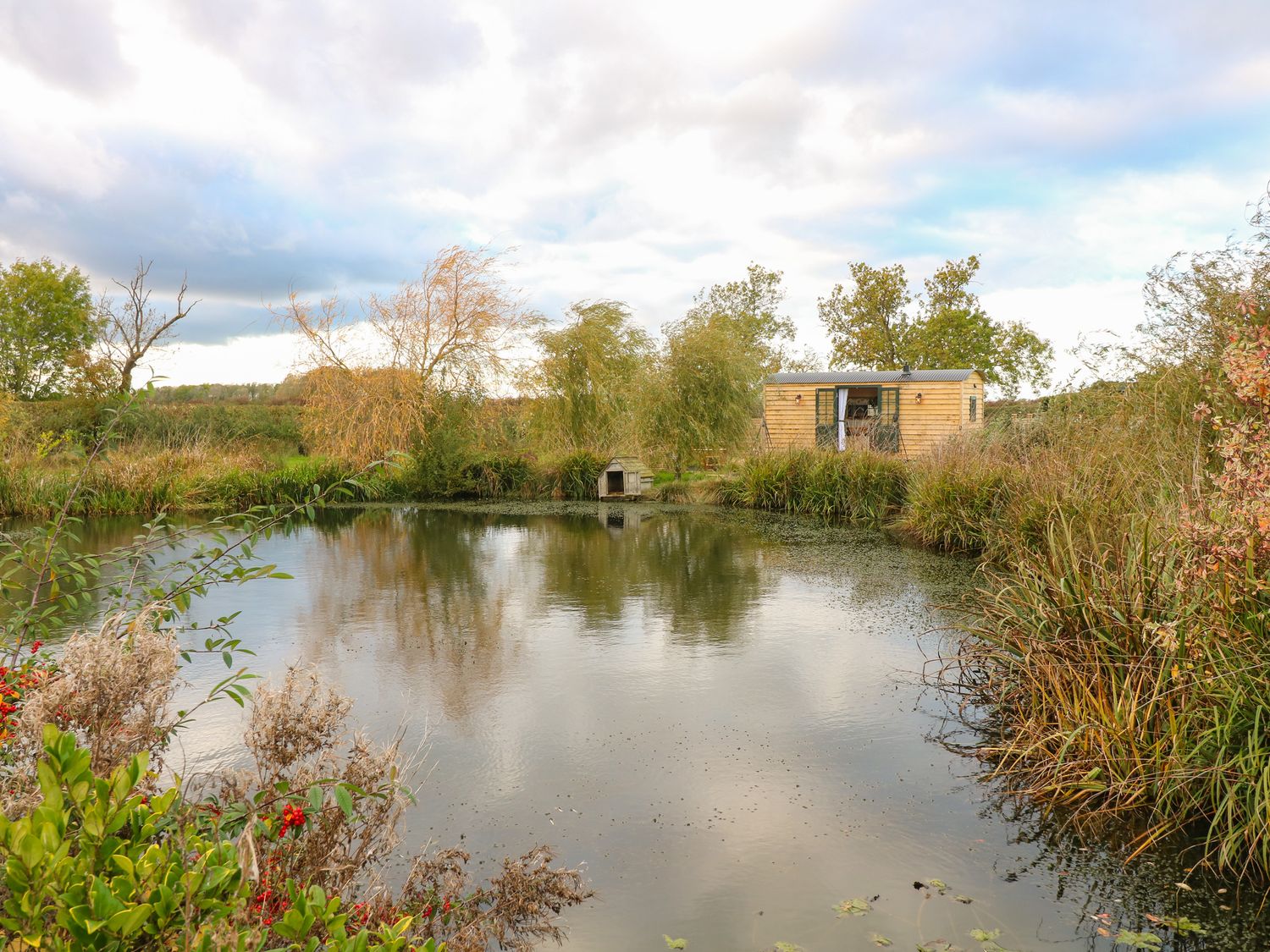 Poppie's Shepherds Hut in Bottesford, Leicestershire. Woodburning stove. Hot tub. Fire pit. Romantic