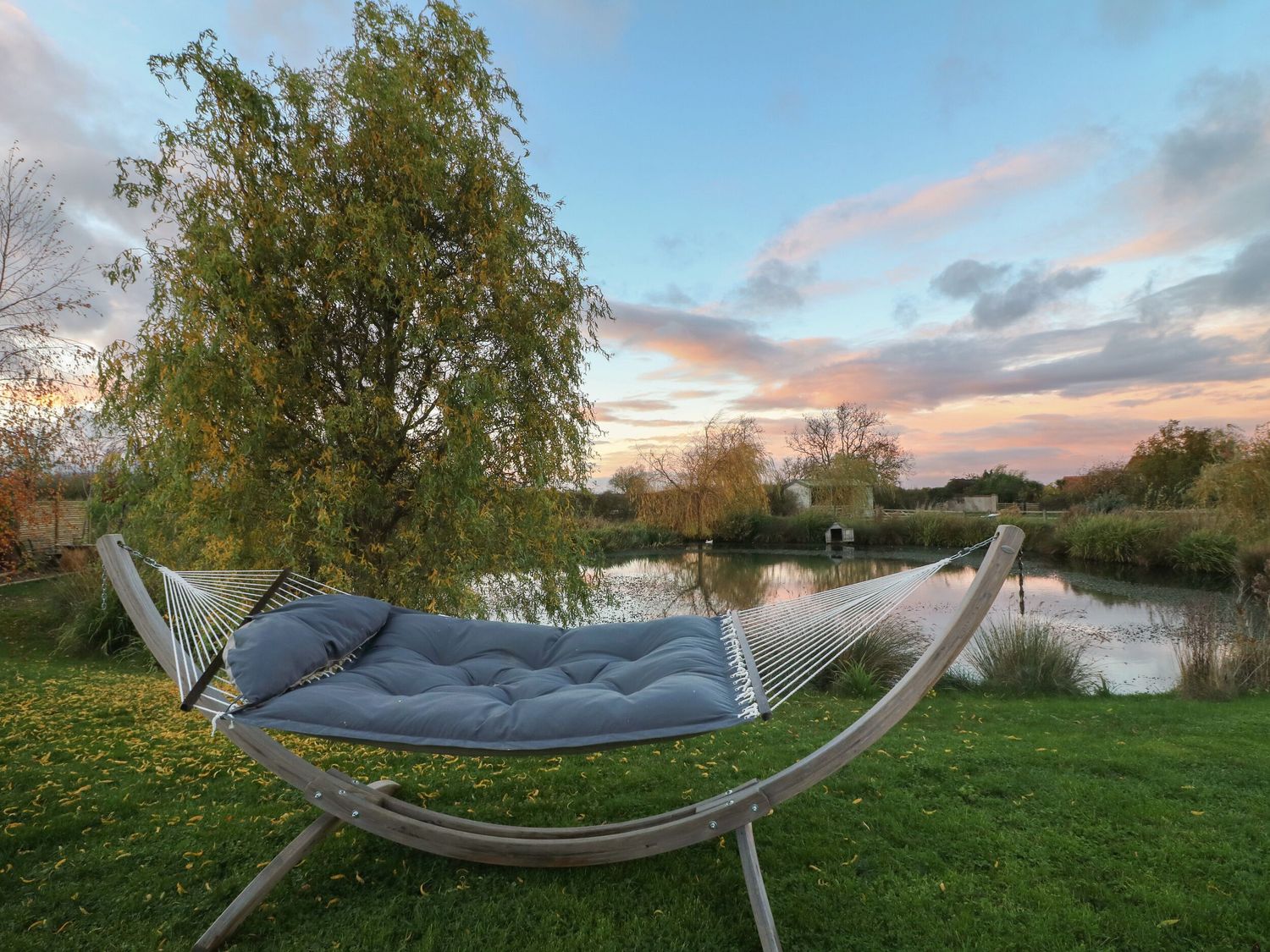 Poppie's Shepherds Hut in Bottesford, Leicestershire. Woodburning stove. Hot tub. Fire pit. Romantic