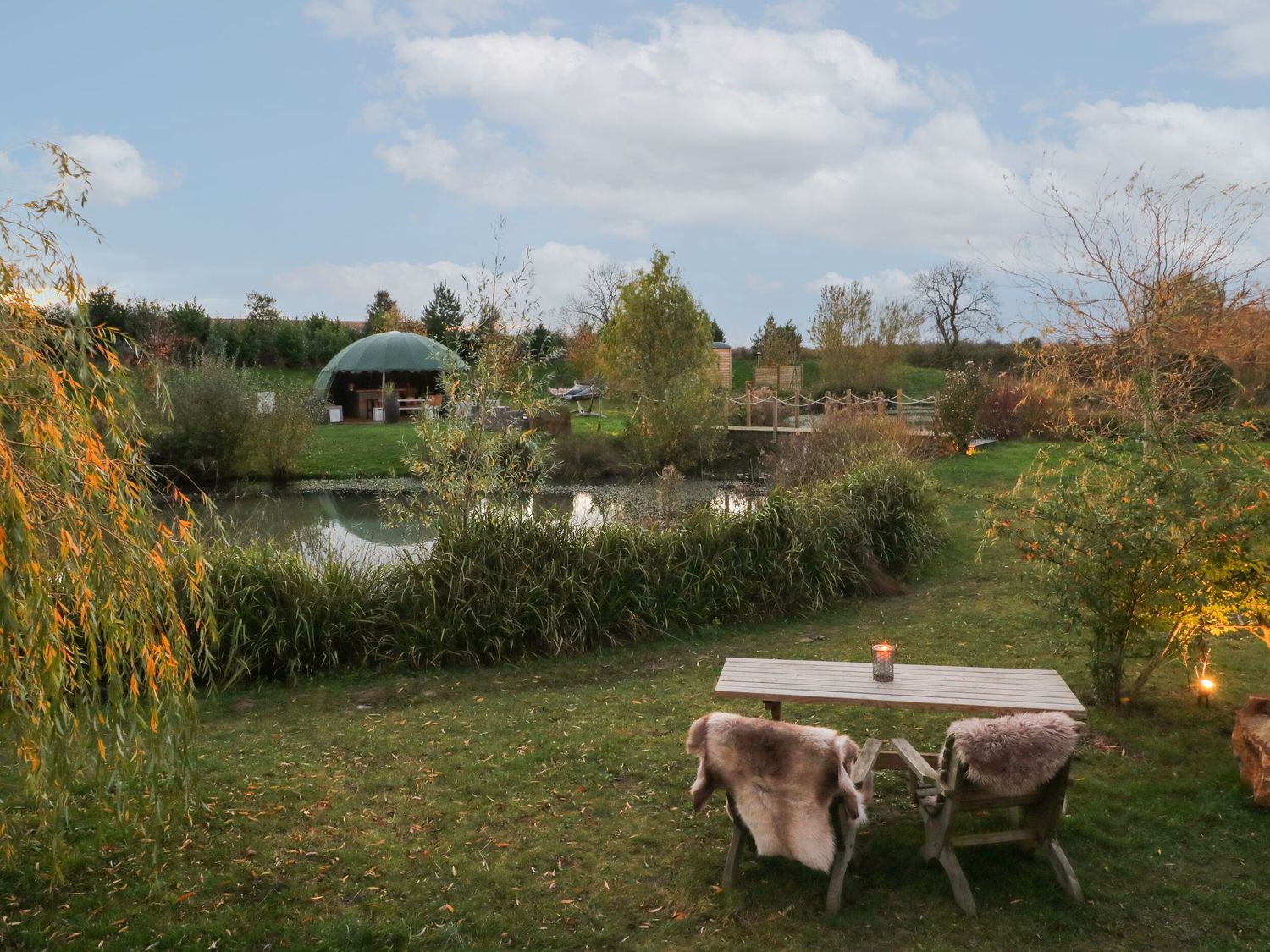 Poppie's Shepherds Hut in Bottesford, Leicestershire. Woodburning stove. Hot tub. Fire pit. Romantic