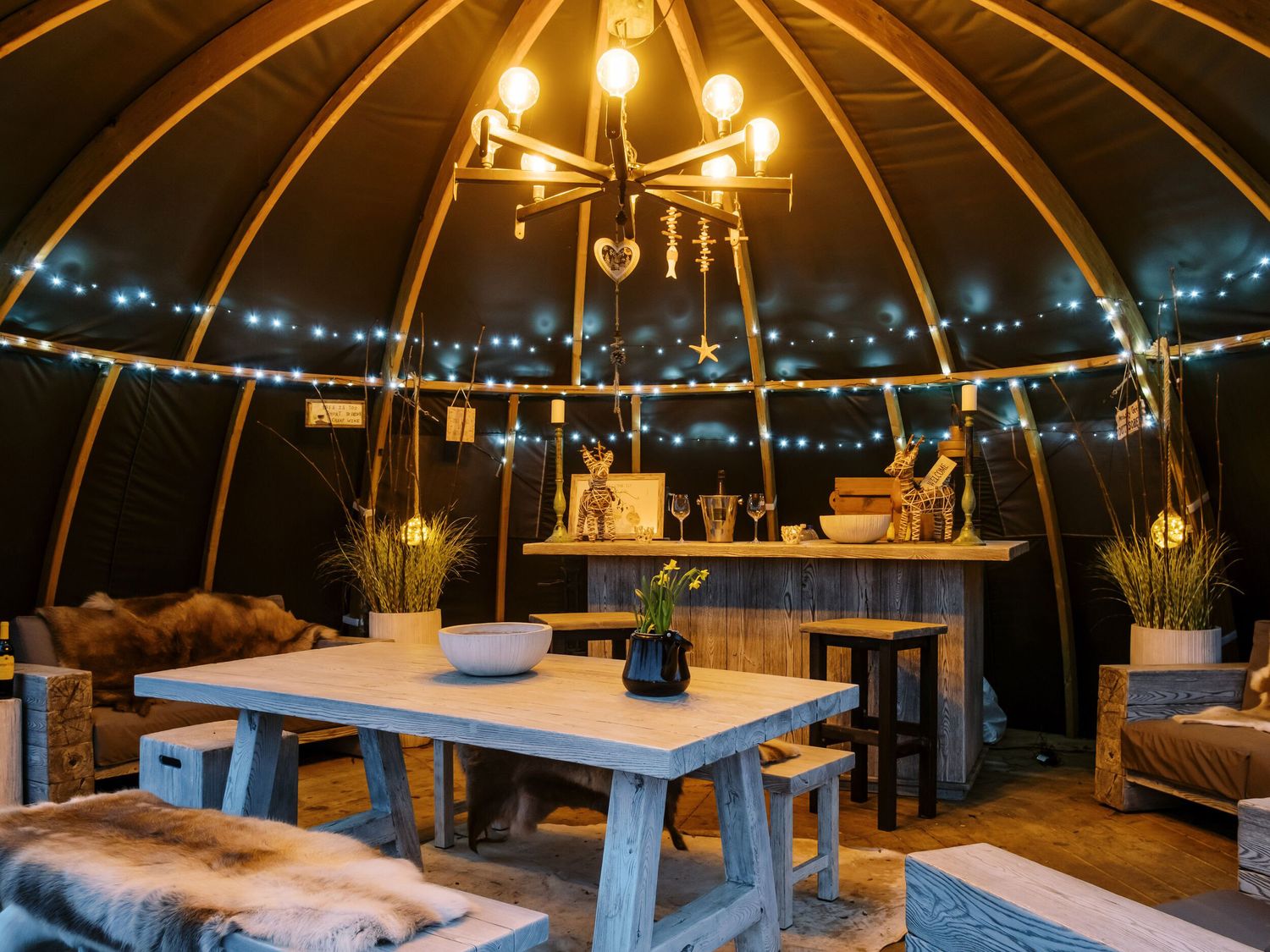 Poppie's Shepherds Hut in Bottesford, Leicestershire. Woodburning stove. Hot tub. Fire pit. Romantic