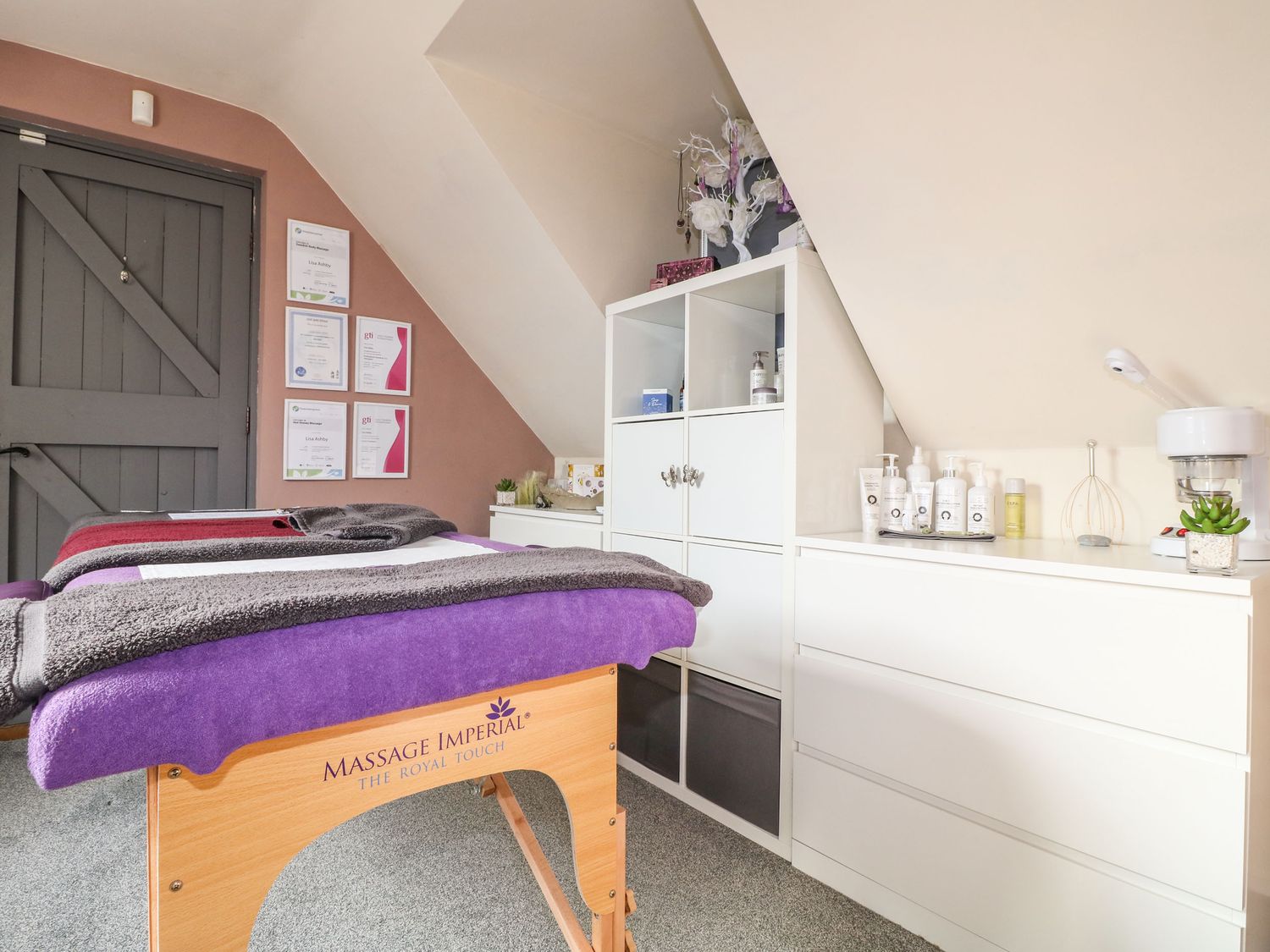 Poppie's Shepherds Hut in Bottesford, Leicestershire. Woodburning stove. Hot tub. Fire pit. Romantic