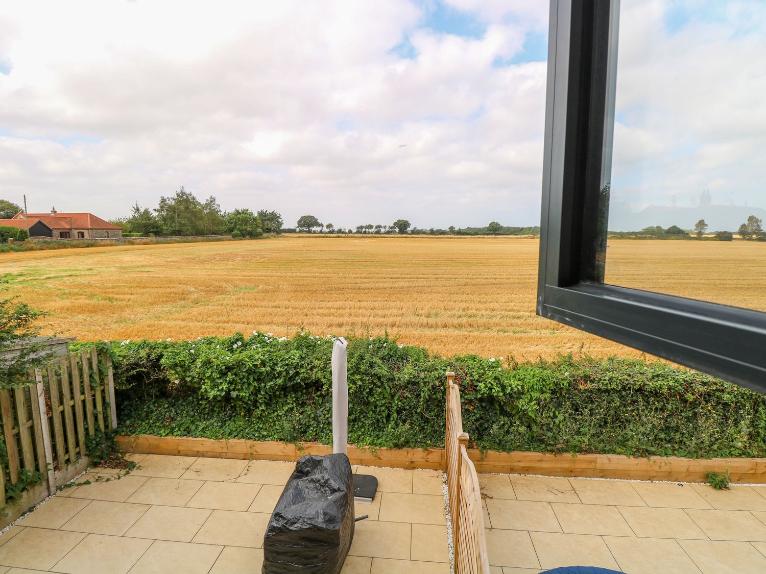 Clavering Bernaleen 1 cottages, Docking Norfolk. Smart TV. Countryside view. Pet-friendly. Open plan