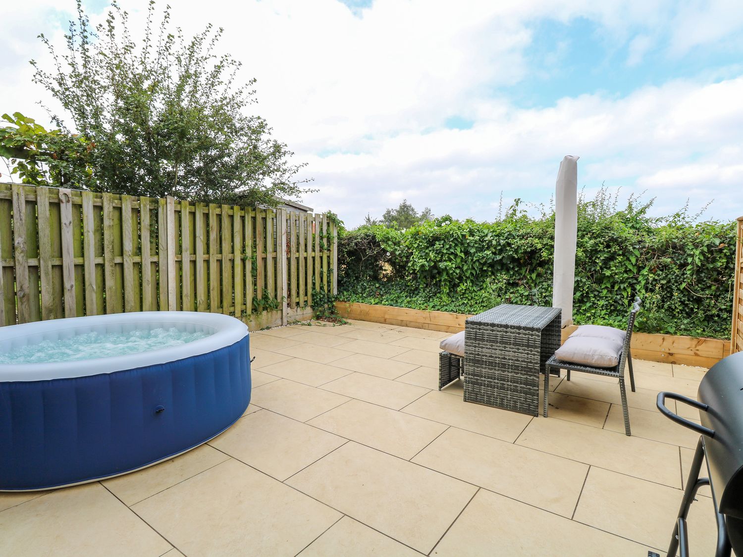 Clavering Bernaleen 1 cottages, Docking Norfolk. Smart TV. Countryside view. Pet-friendly. Open plan