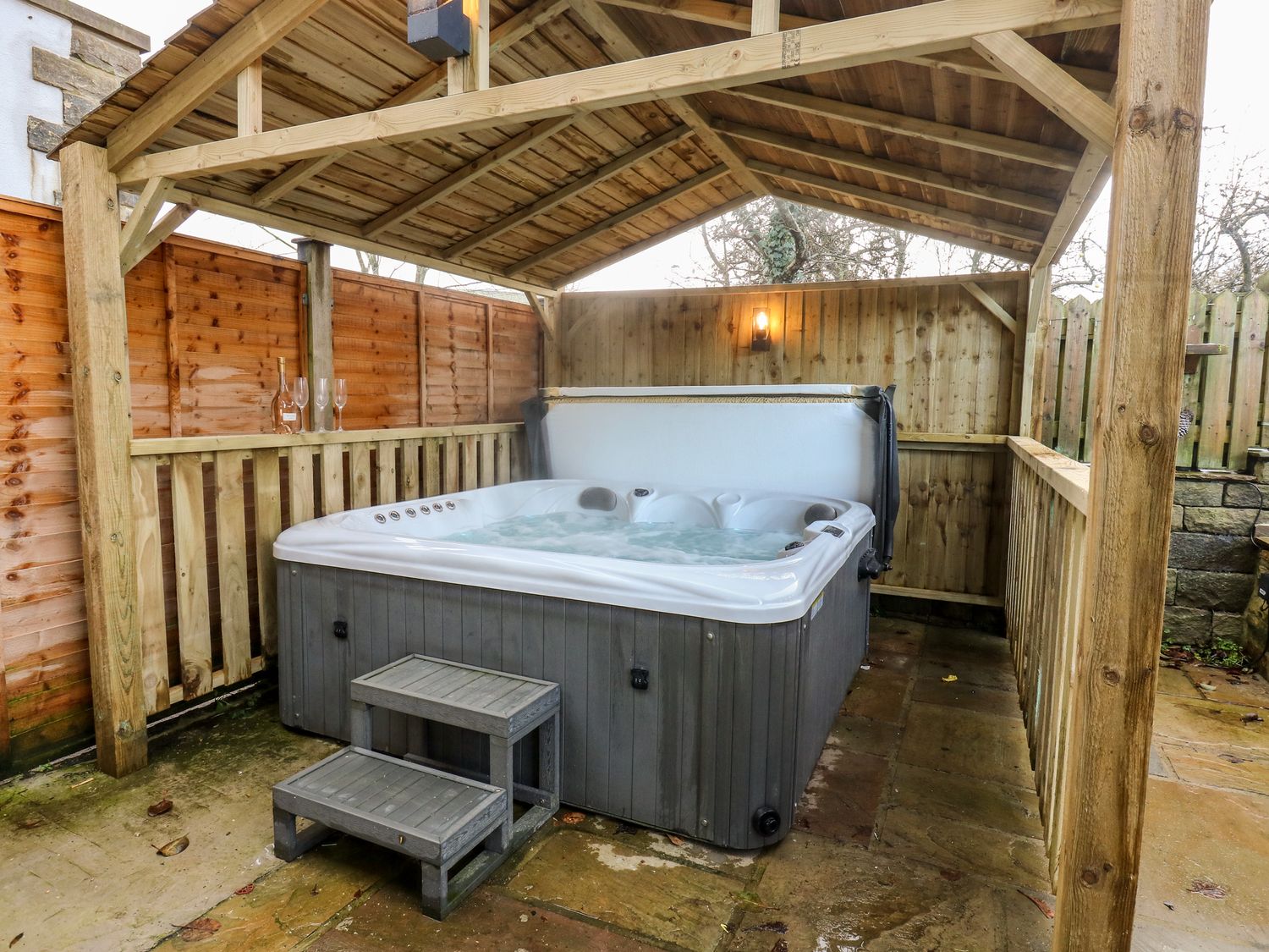 Hazel Cottage, Sutton-In-Craven, North Yorkshire. Near National Park. Hot tub. Pet-friendly. Parking