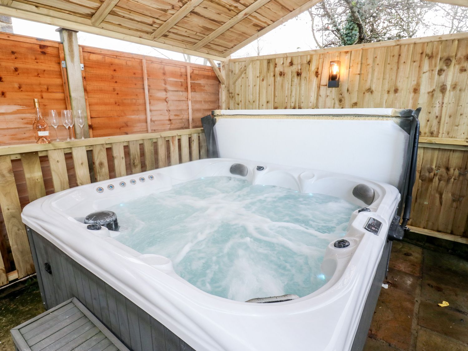 Hazel Cottage, Sutton-In-Craven, North Yorkshire. Near National Park. Hot tub. Pet-friendly. Parking