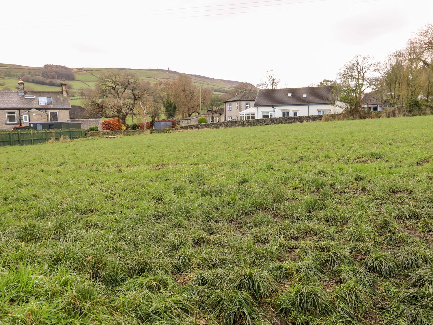 Hazel Cottage, Sutton-In-Craven, North Yorkshire. Near National Park. Hot tub. Pet-friendly. Parking