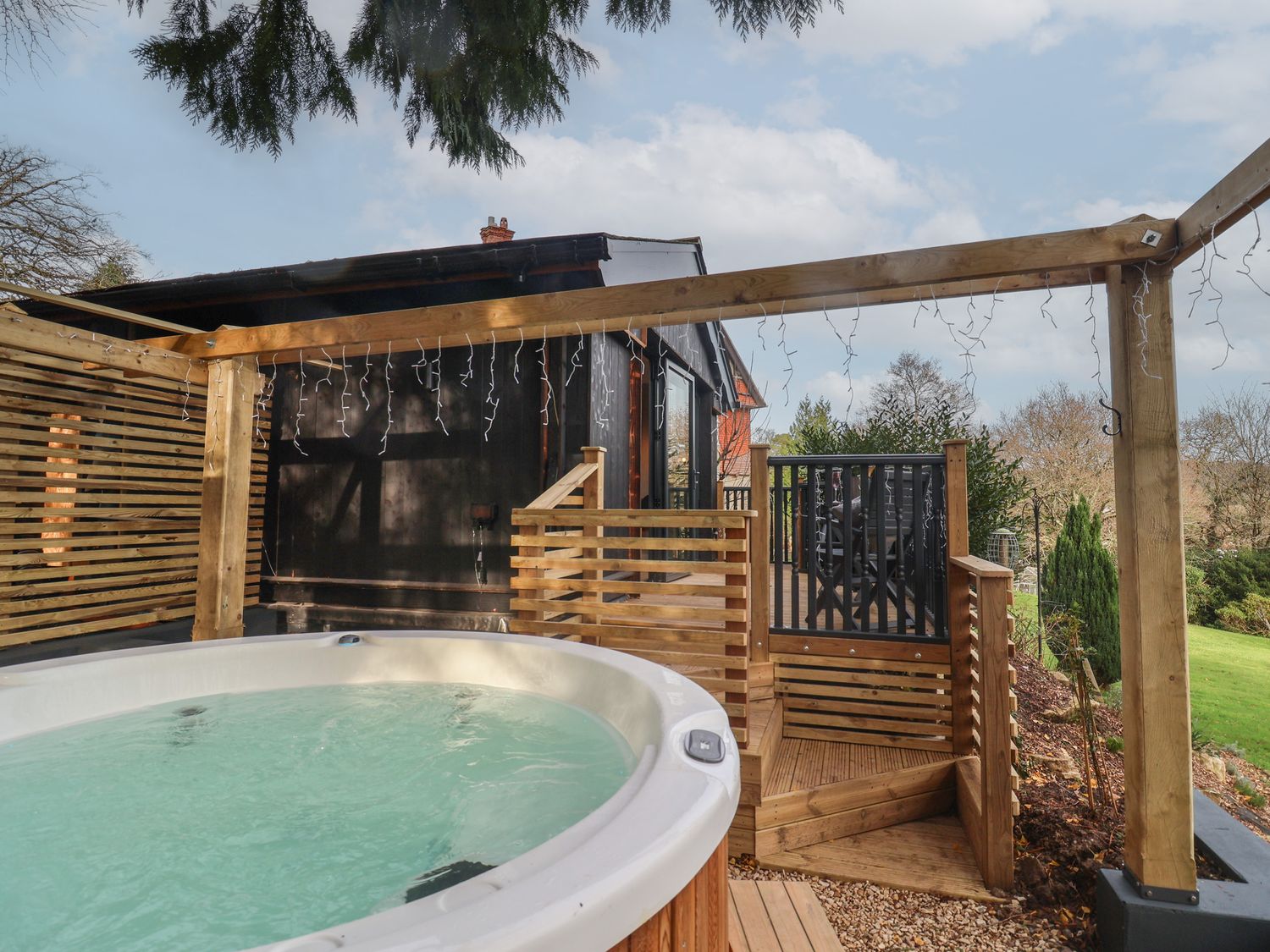 Sir George Baker Cabin, Uplyme, Devon/Dorset border, hot tub, garden, and peaceful woodland setting.