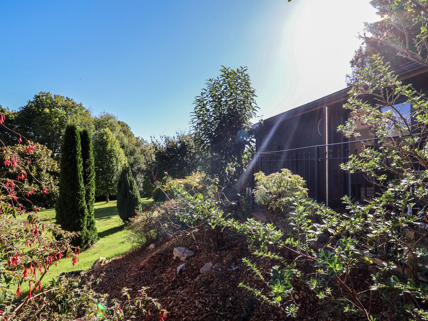 Sir George Baker Cabin, Uplyme, Devon/Dorset border, hot tub, garden, and peaceful woodland setting.