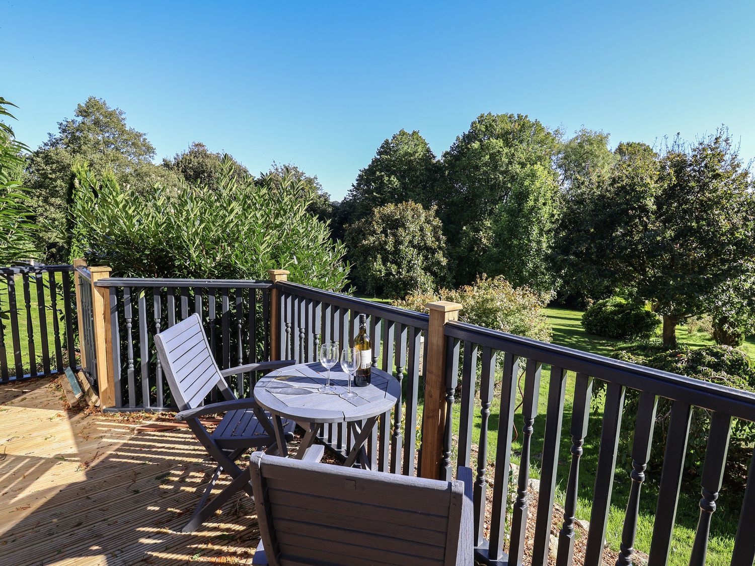 Sir George Baker Cabin, Uplyme, Devon/Dorset border, hot tub, garden, and peaceful woodland setting.