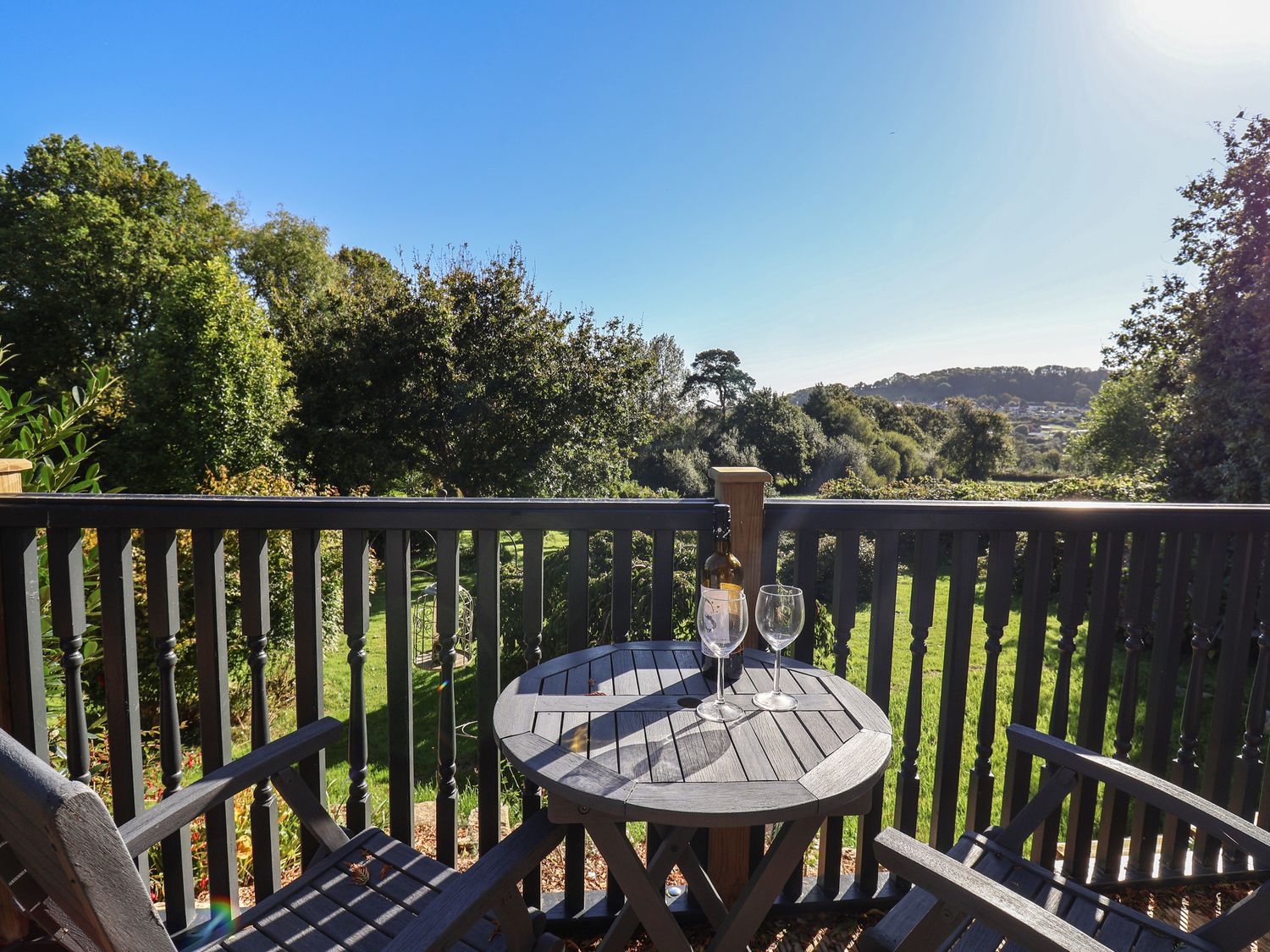 Sir George Baker Cabin, Uplyme, Devon/Dorset border, hot tub, garden, and peaceful woodland setting.