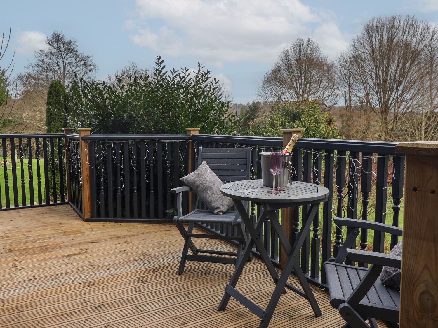 Sir George Baker Cabin, Uplyme, Devon/Dorset border, hot tub, garden, and peaceful woodland setting.