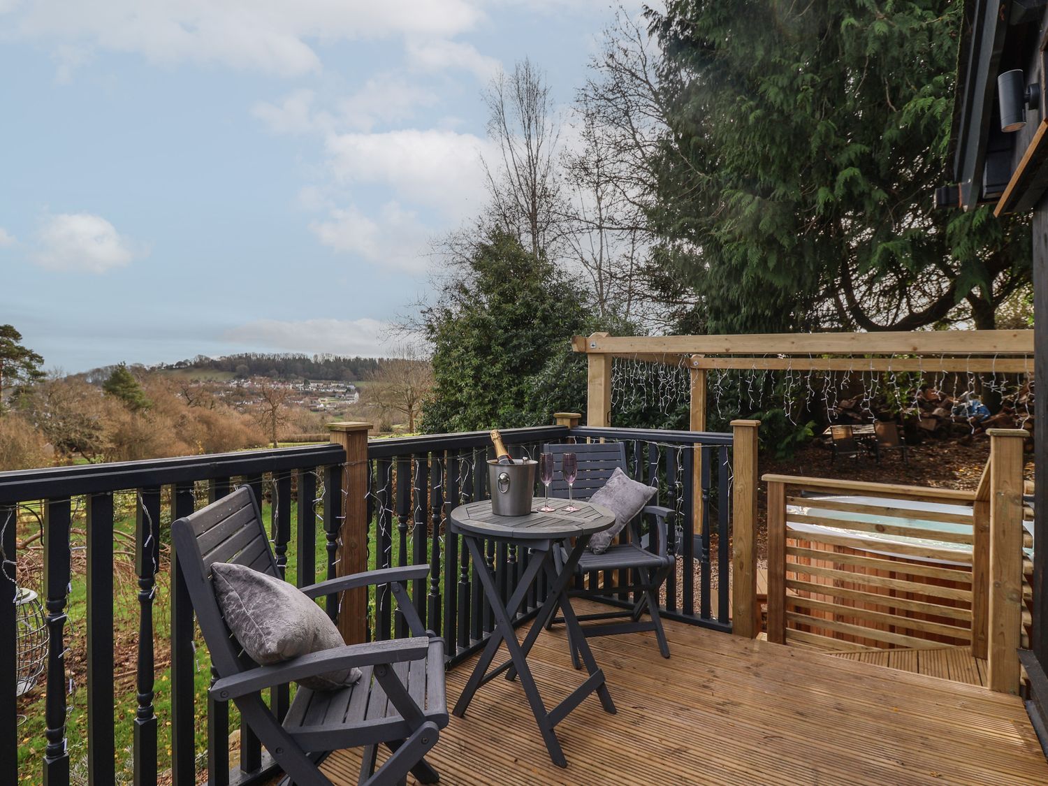 Sir George Baker Cabin, Uplyme, Devon/Dorset border, hot tub, garden, and peaceful woodland setting.