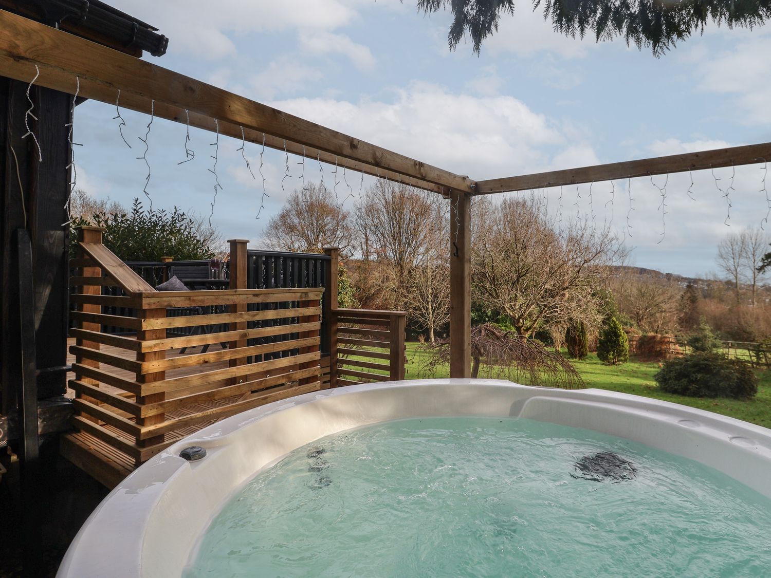 Sir George Baker Cabin, Uplyme, Devon/Dorset border, hot tub, garden, and peaceful woodland setting.