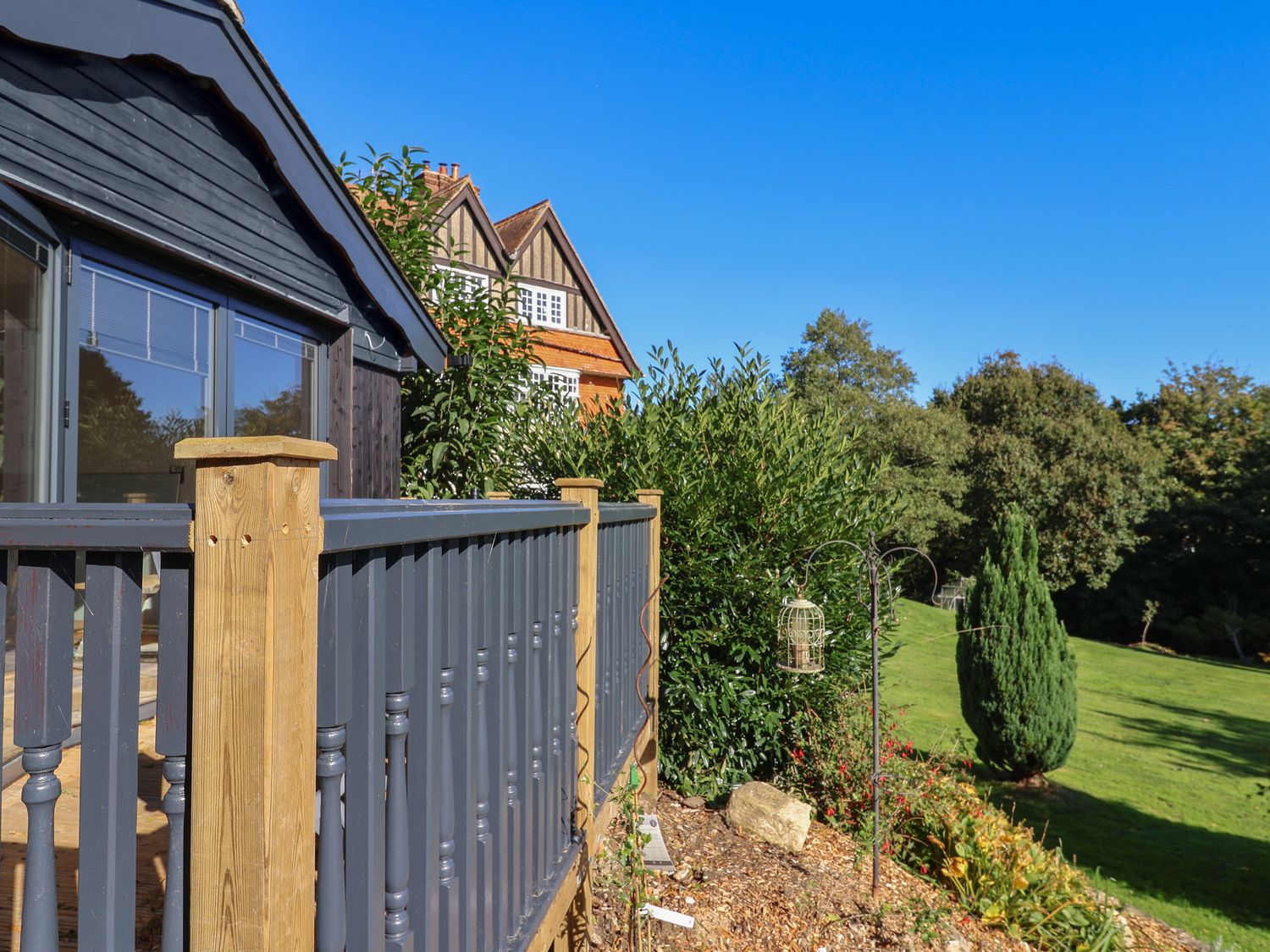 Sir George Baker Cabin, Uplyme, Devon/Dorset border, hot tub, garden, and peaceful woodland setting.