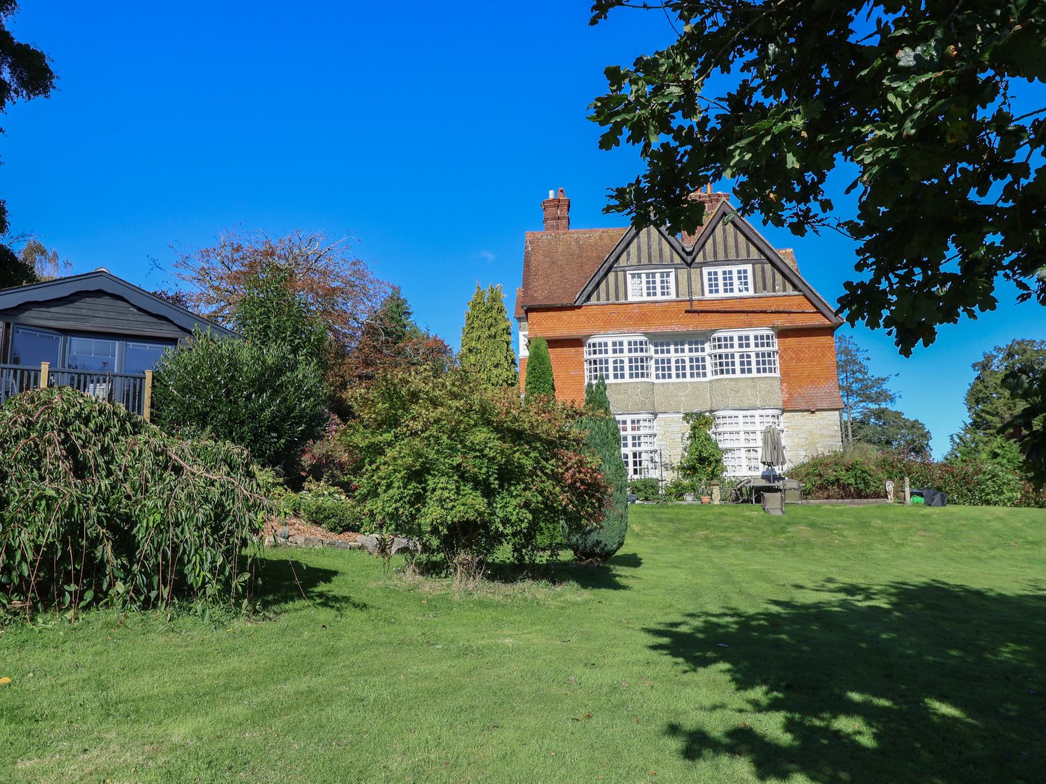 Sir George Baker Cabin, Uplyme, Devon/Dorset border, hot tub, garden, and peaceful woodland setting.