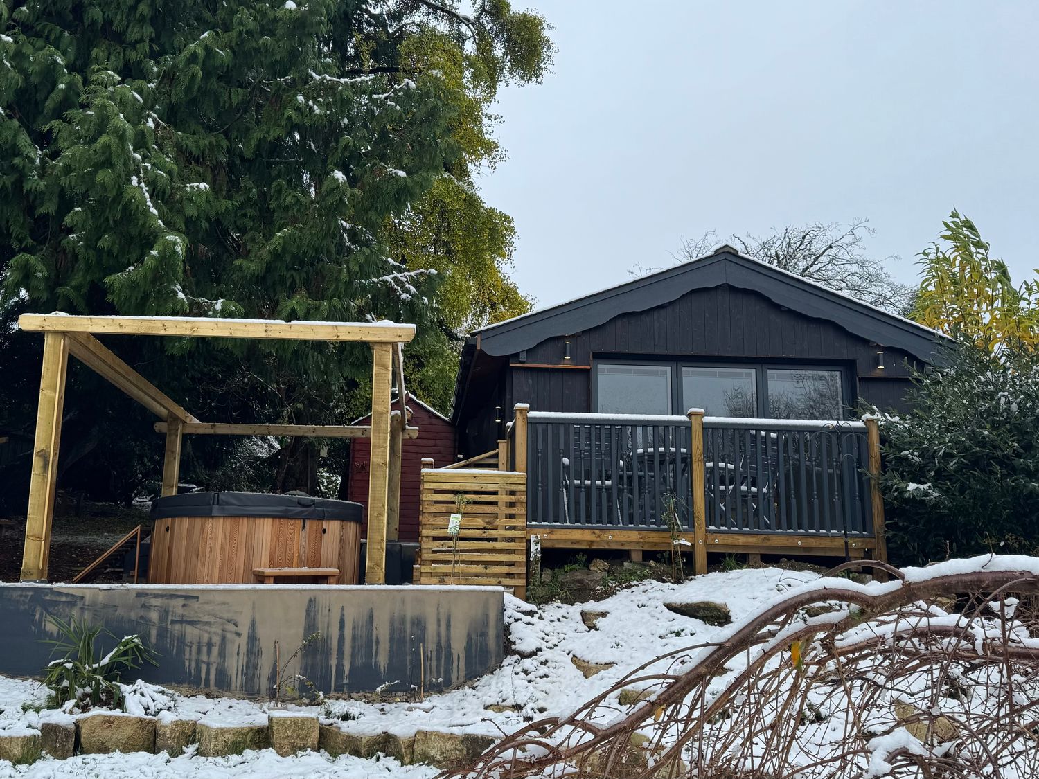 Sir George Baker Cabin, Uplyme, Devon/Dorset border, hot tub, garden, and peaceful woodland setting.