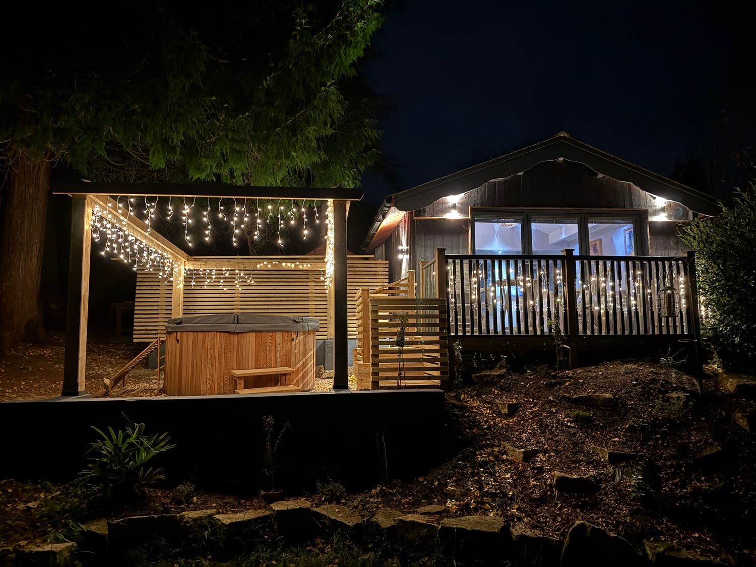 Sir George Baker Cabin, Uplyme, Devon/Dorset border, hot tub, garden, and peaceful woodland setting.