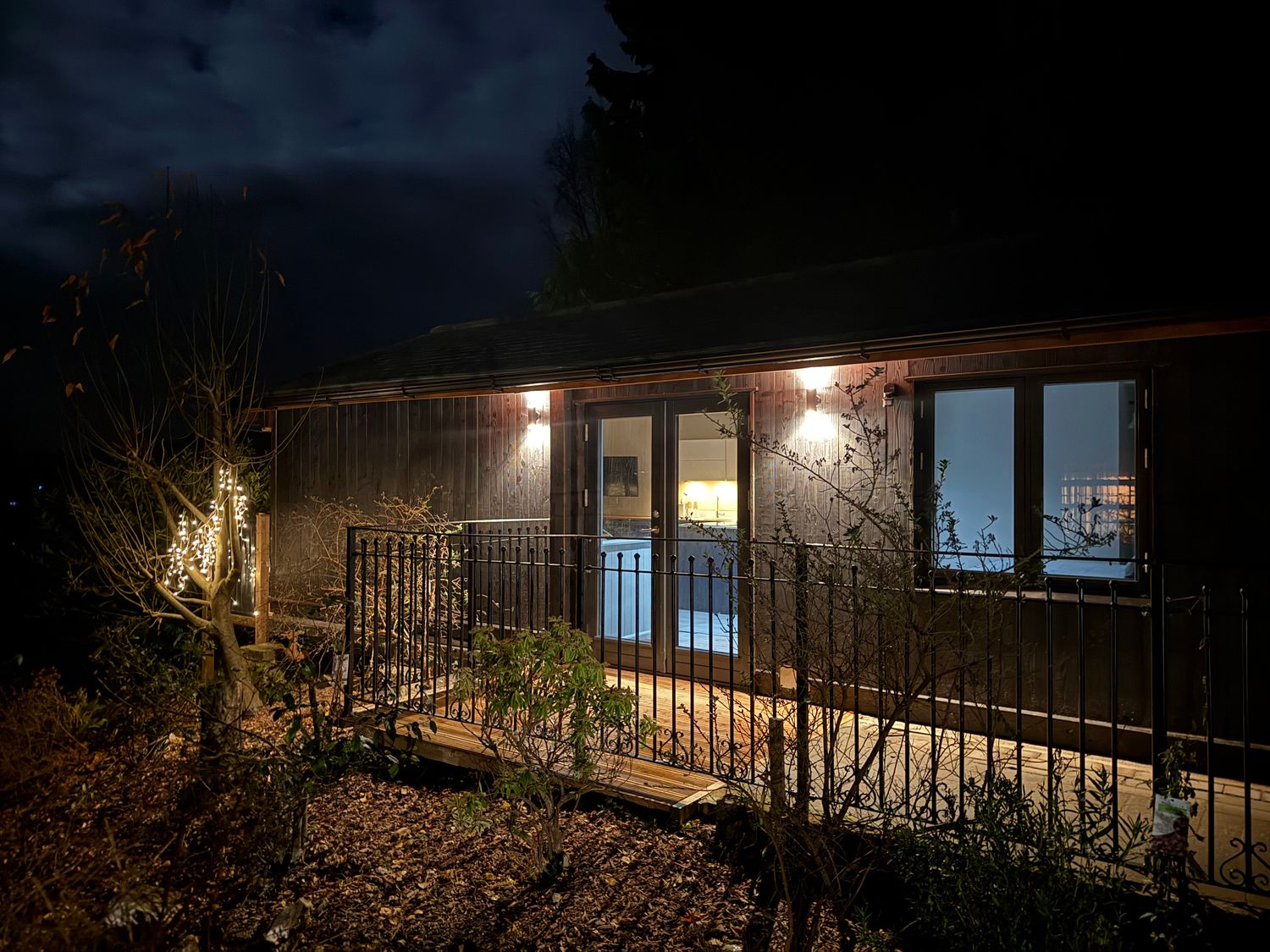 Sir George Baker Cabin, Uplyme, Devon/Dorset border, hot tub, garden, and peaceful woodland setting.