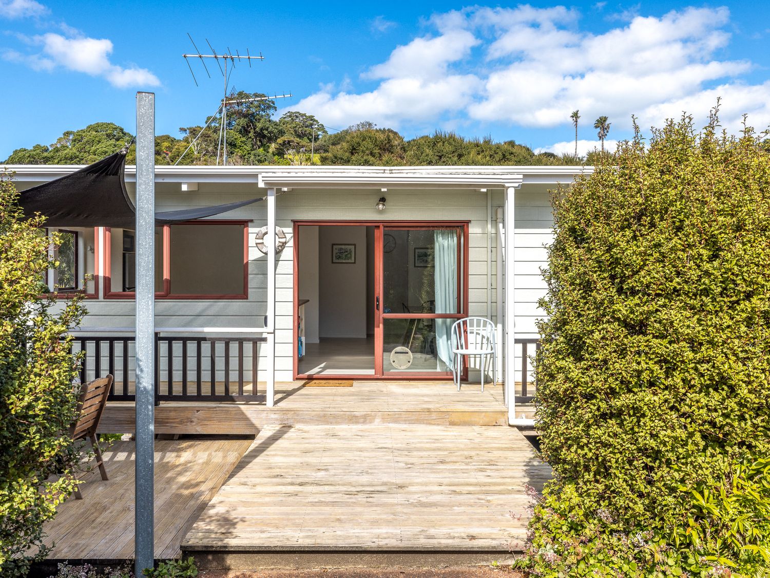 Onetangi Beach Retreat - Waiheke Holiday Home                     photo 2