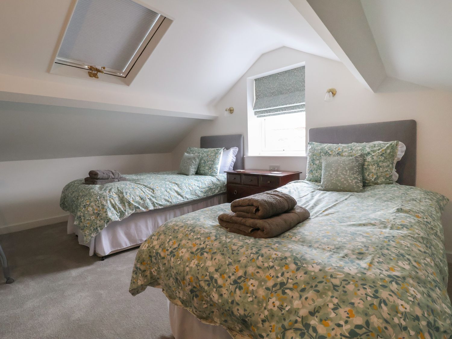 Neptune Cottage, Conwy, Wales. Close to shop. Near a National Park. Near a beach. Bedrooms with TVs.