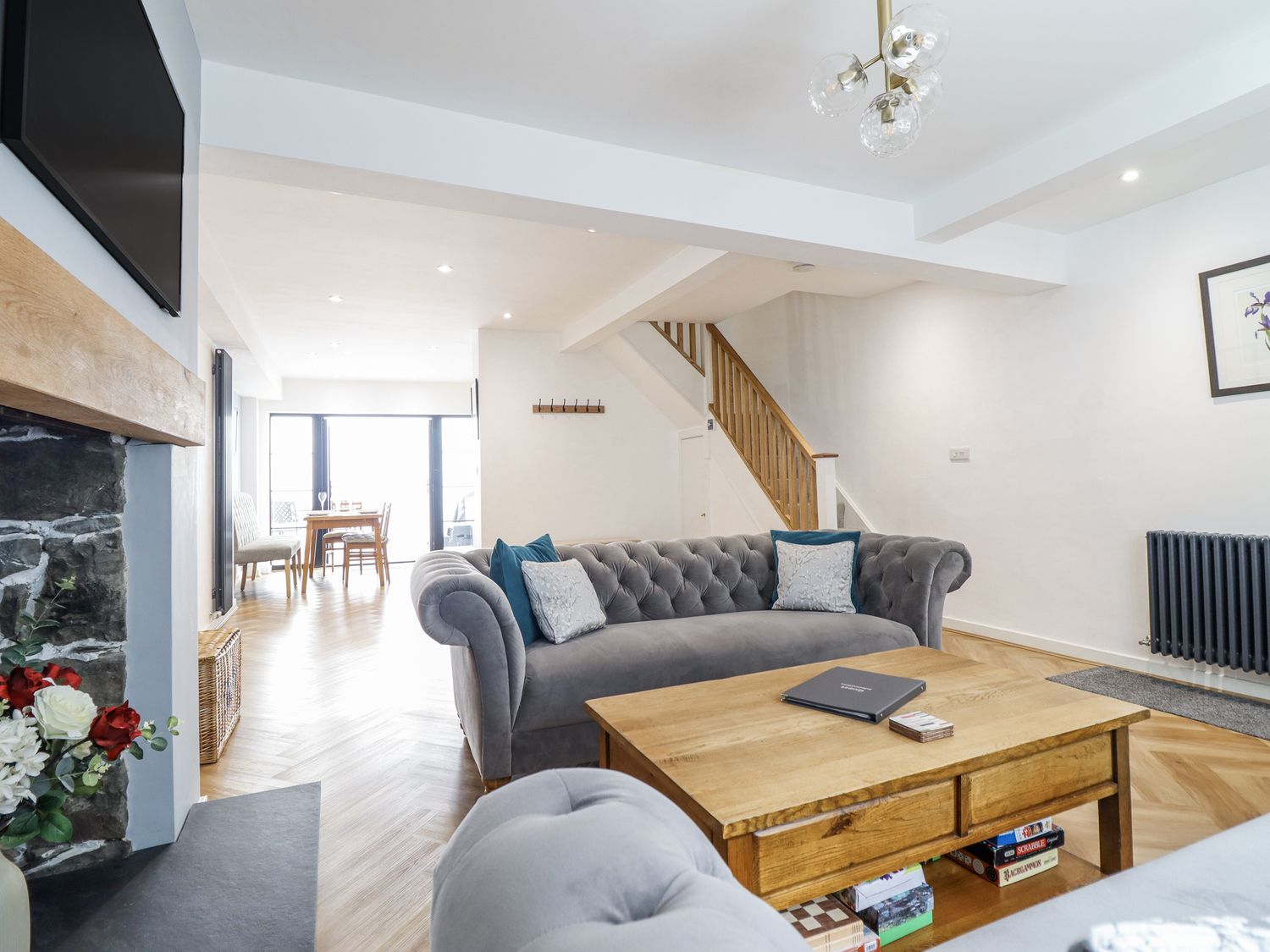 Neptune Cottage, Conwy, Wales. Close to shop. Near a National Park. Near a beach. Bedrooms with TVs.