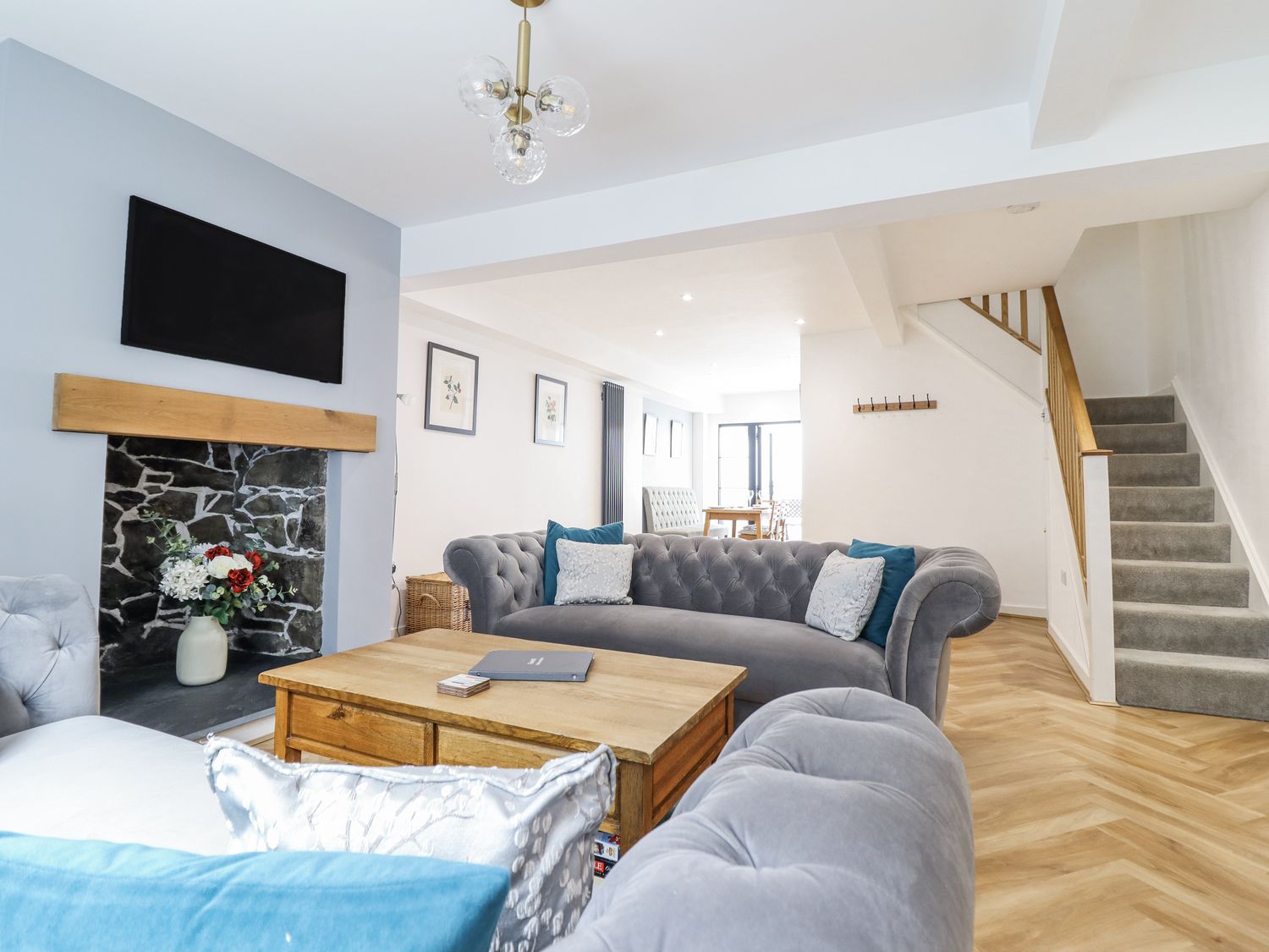 Neptune Cottage, Conwy, Wales. Close to shop. Near a National Park. Near a beach. Bedrooms with TVs.